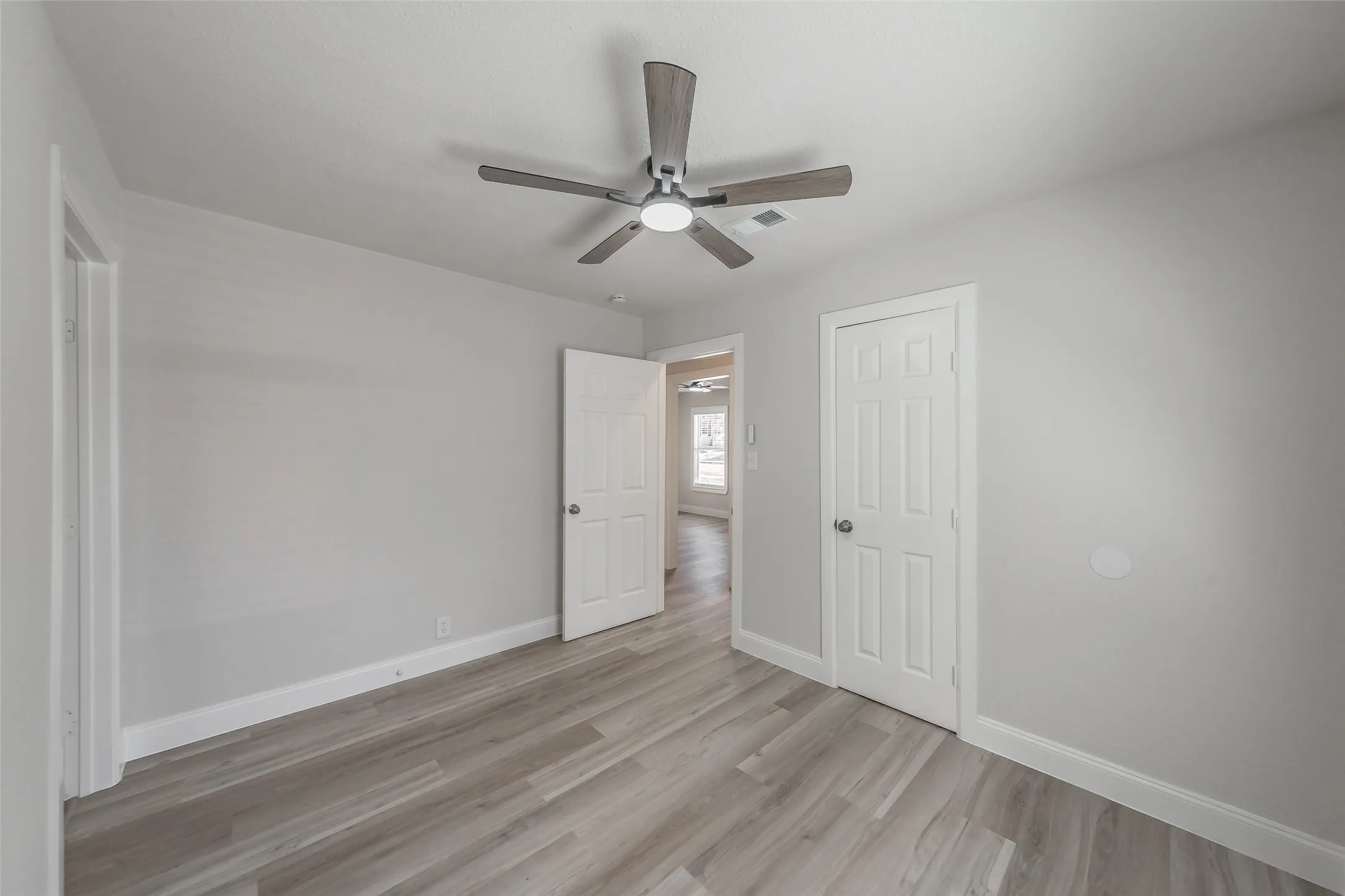 Single Family Residence For Sale in Tarrant County , 1700 Andrew Avenue, Fort Worth, Texas 76105, 3 Bedroom, 2 Bathroom, Garage spaces, 816 Sqft, built in 1949, mls#21368491, Real Estate Agent in Fort Worth, Homes For Sale in Tarrant county, Homes For Sale in Fort Worth, Realtor in Fort Worth Texas, Real Estate Brokerage Independent Realty Texas, Luminita Cordes Realtor