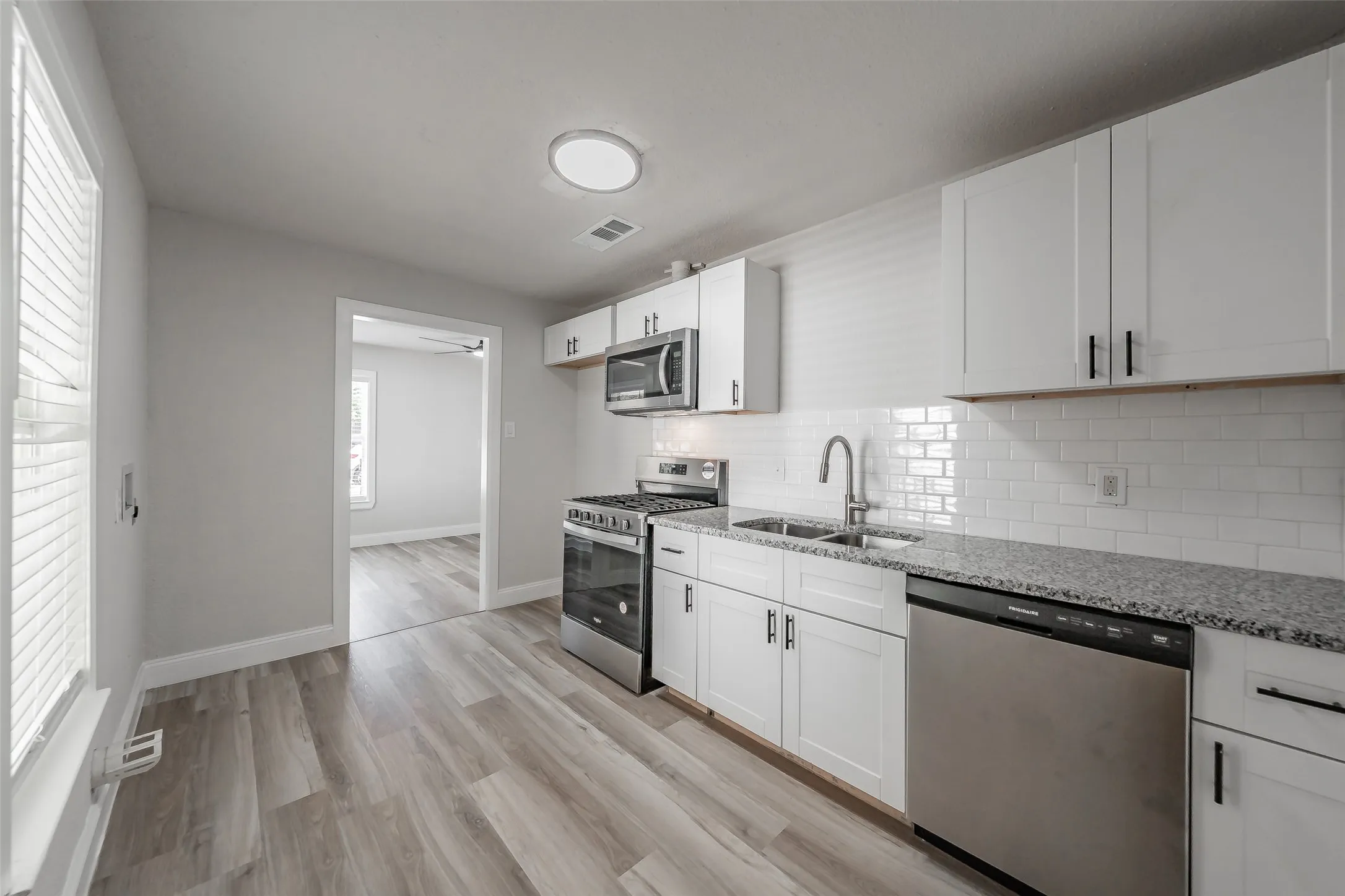 Single Family Residence For Sale in Tarrant County , 1700 Andrew Avenue, Fort Worth, Texas 76105, 3 Bedroom, 2 Bathroom, Garage spaces, 816 Sqft, built in 1949, mls#21368491, Real Estate Agent in Fort Worth, Homes For Sale in Tarrant county, Homes For Sale in Fort Worth, Realtor in Fort Worth Texas, Real Estate Brokerage Independent Realty Texas, Luminita Cordes Realtor