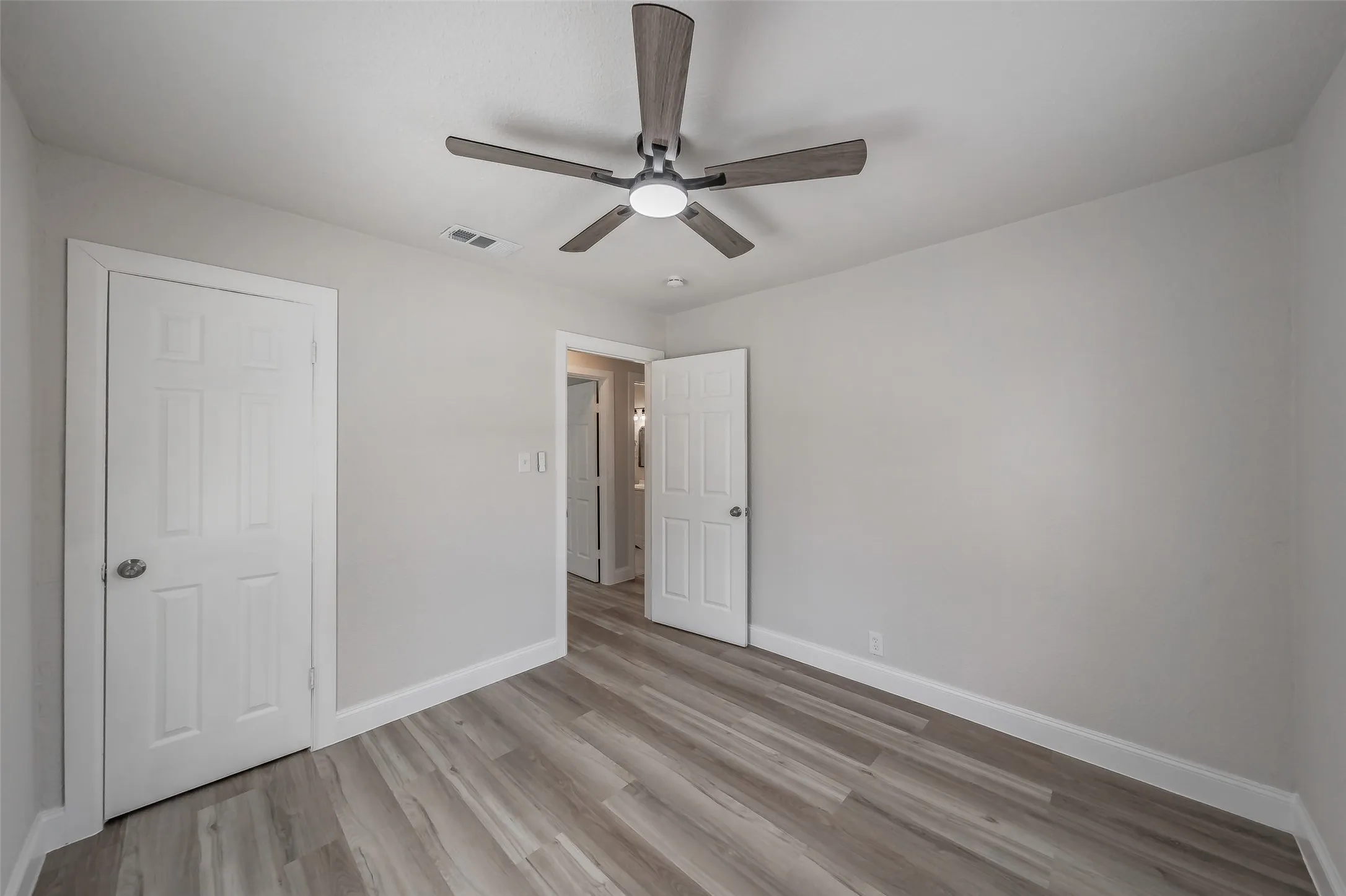 Single Family Residence For Sale in Tarrant County , 1700 Andrew Avenue, Fort Worth, Texas 76105, 3 Bedroom, 2 Bathroom, Garage spaces, 816 Sqft, built in 1949, mls#21368491, Real Estate Agent in Fort Worth, Homes For Sale in Tarrant county, Homes For Sale in Fort Worth, Realtor in Fort Worth Texas, Real Estate Brokerage Independent Realty Texas, Luminita Cordes Realtor