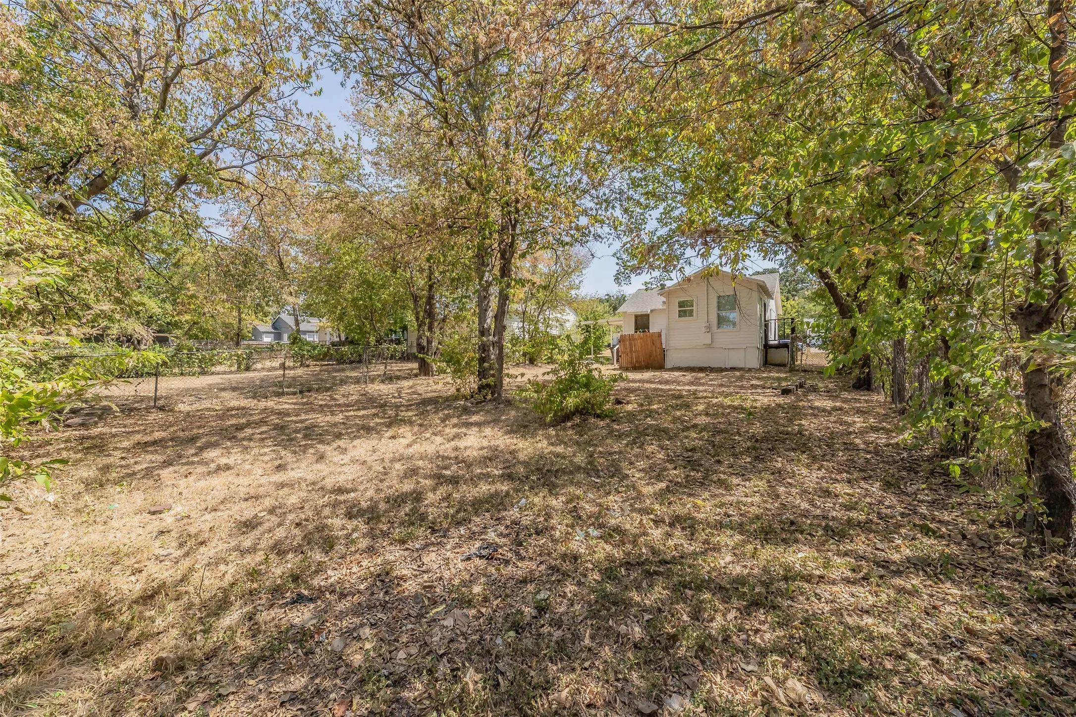 Single Family Residence For Sale in Tarrant County , 1700 Andrew Avenue, Fort Worth, Texas 76105, 3 Bedroom, 2 Bathroom, Garage spaces, 816 Sqft, built in 1949, mls#21368491, Real Estate Agent in Fort Worth, Homes For Sale in Tarrant county, Homes For Sale in Fort Worth, Realtor in Fort Worth Texas, Real Estate Brokerage Independent Realty Texas, Luminita Cordes Realtor