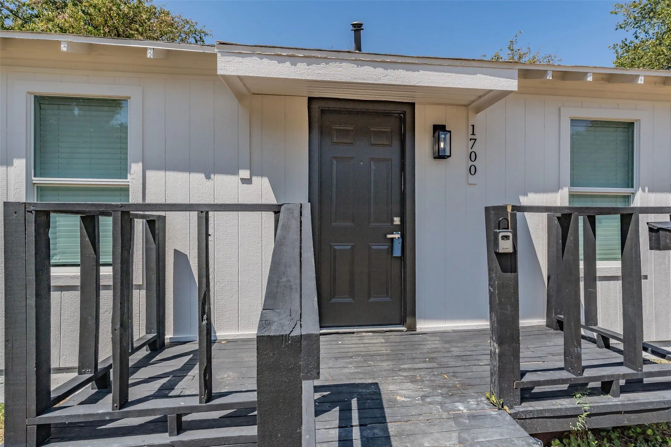 Single Family Residence For Sale in Tarrant County , 1700 Andrew Avenue, Fort Worth, Texas 76105, 3 Bedroom, 2 Bathroom, Garage spaces, 816 Sqft, built in 1949, mls#21368491, Real Estate Agent in Fort Worth, Homes For Sale in Tarrant county, Homes For Sale in Fort Worth, Realtor in Fort Worth Texas, Real Estate Brokerage Independent Realty Texas, Luminita Cordes Realtor