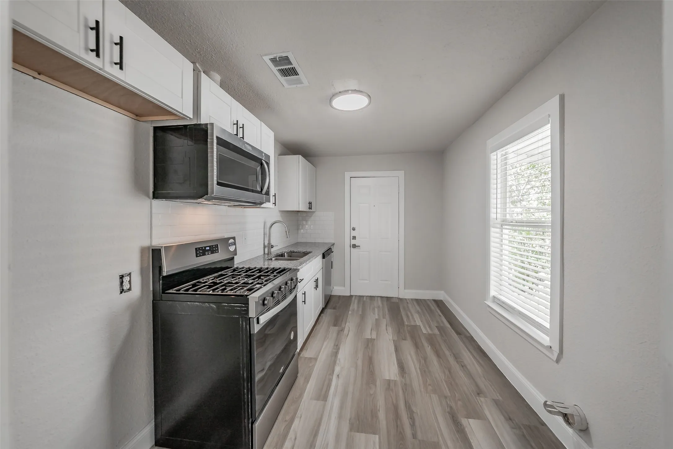 Single Family Residence For Sale in Tarrant County , 1700 Andrew Avenue, Fort Worth, Texas 76105, 3 Bedroom, 2 Bathroom, Garage spaces, 816 Sqft, built in 1949, mls#21368491, Real Estate Agent in Fort Worth, Homes For Sale in Tarrant county, Homes For Sale in Fort Worth, Realtor in Fort Worth Texas, Real Estate Brokerage Independent Realty Texas, Luminita Cordes Realtor