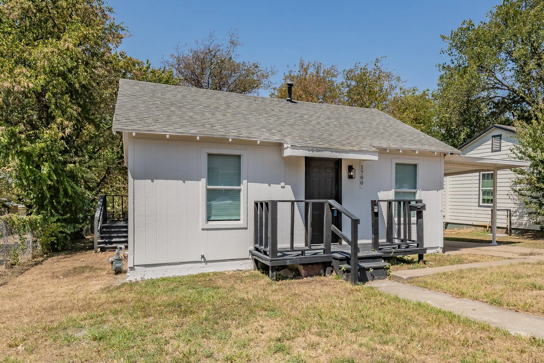 Single Family Residence For Sale in Tarrant County , 1700 Andrew Avenue, Fort Worth, Texas 76105, 3 Bedroom, 2 Bathroom, Garage spaces, 816 Sqft, built in 1949, mls#21368491, Real Estate Agent in Fort Worth, Homes For Sale in Tarrant county, Homes For Sale in Fort Worth, Realtor in Fort Worth Texas, Real Estate Brokerage Independent Realty Texas, Luminita Cordes Realtor
