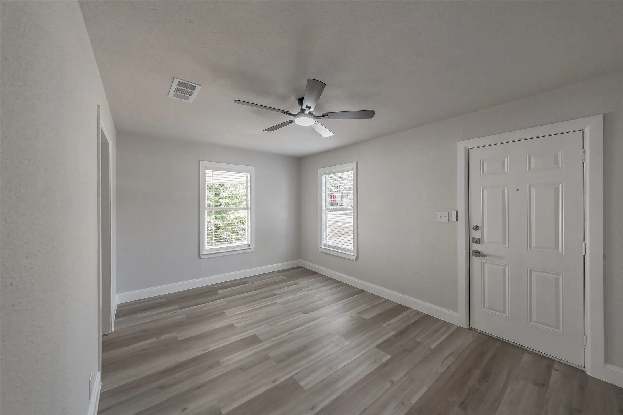 Single Family Residence For Sale in Tarrant County , 1700 Andrew Avenue, Fort Worth, Texas 76105, 3 Bedroom, 2 Bathroom, Garage spaces, 816 Sqft, built in 1949, mls#21368491, Real Estate Agent in Fort Worth, Homes For Sale in Tarrant county, Homes For Sale in Fort Worth, Realtor in Fort Worth Texas, Real Estate Brokerage Independent Realty Texas, Luminita Cordes Realtor