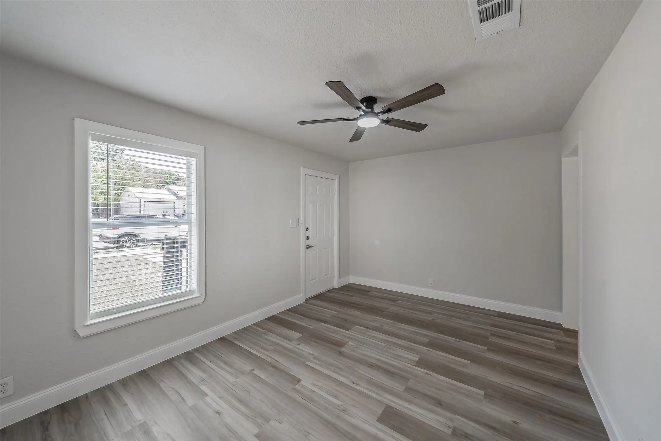 Single Family Residence For Sale in Tarrant County , 1700 Andrew Avenue, Fort Worth, Texas 76105, 3 Bedroom, 2 Bathroom, Garage spaces, 816 Sqft, built in 1949, mls#21368491, Real Estate Agent in Fort Worth, Homes For Sale in Tarrant county, Homes For Sale in Fort Worth, Realtor in Fort Worth Texas, Real Estate Brokerage Independent Realty Texas, Luminita Cordes Realtor