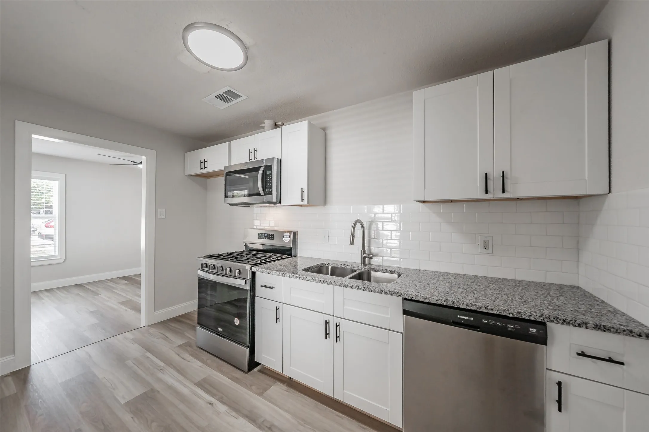 Single Family Residence For Sale in Tarrant County , 1700 Andrew Avenue, Fort Worth, Texas 76105, 3 Bedroom, 2 Bathroom, Garage spaces, 816 Sqft, built in 1949, mls#21368491, Real Estate Agent in Fort Worth, Homes For Sale in Tarrant county, Homes For Sale in Fort Worth, Realtor in Fort Worth Texas, Real Estate Brokerage Independent Realty Texas, Luminita Cordes Realtor