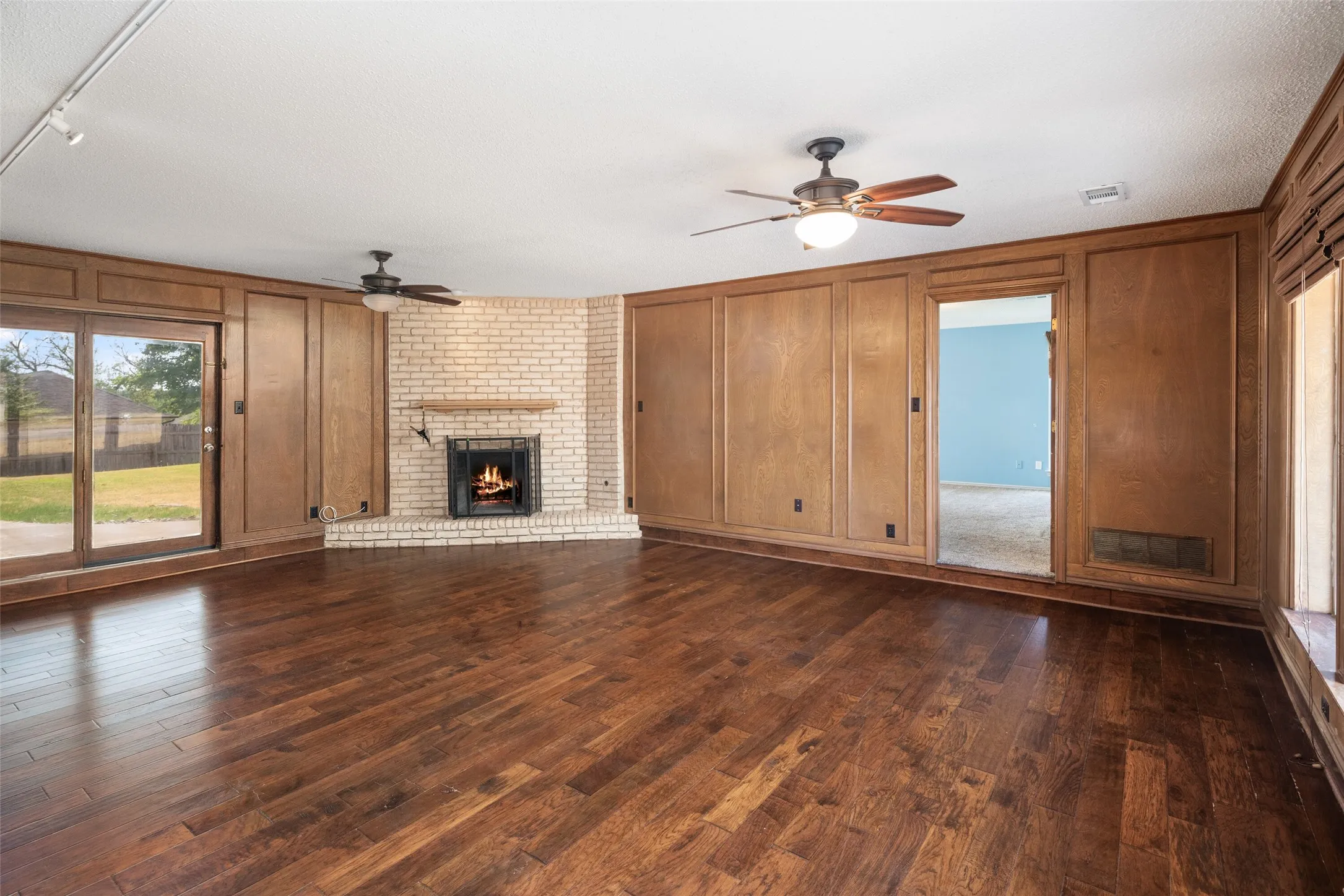 Single Family Residence For Sale in Dallas County , 2621 Country Club Parkway, Garland, Texas 75043, 4 Bedroom, 4 Bathroom, 2 Garage spaces, 3,345 Sqft, built in 1980, mls#21367866, Real Estate Agent in Garland, Homes For Sale in Dallas county, Homes For Sale in Garland, Realtor in Garland Texas, Real Estate Brokerage Independent Realty Texas, Luminita Cordes Realtor