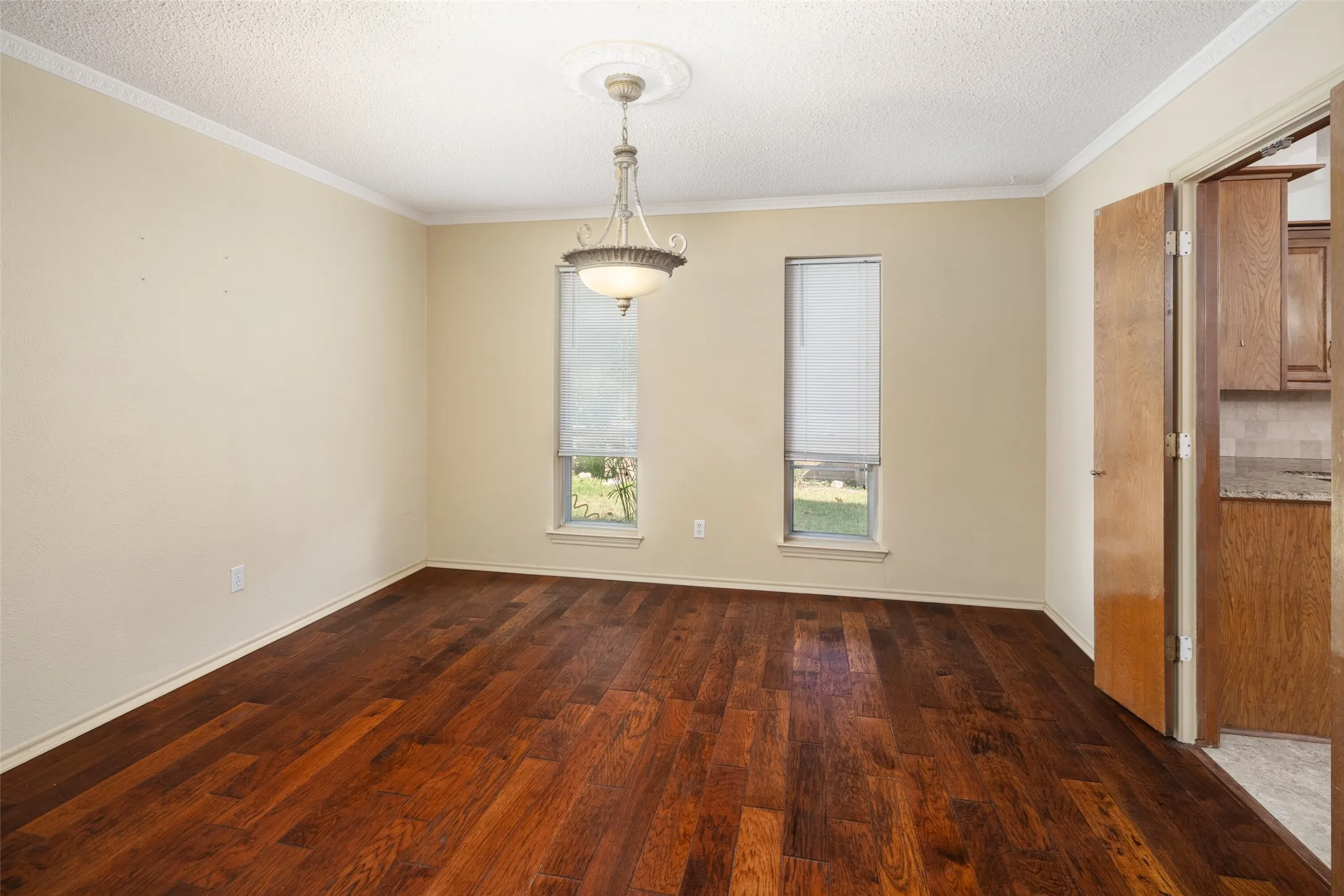 Single Family Residence For Sale in Dallas County , 2621 Country Club Parkway, Garland, Texas 75043, 4 Bedroom, 4 Bathroom, 2 Garage spaces, 3,345 Sqft, built in 1980, mls#21367866, Real Estate Agent in Garland, Homes For Sale in Dallas county, Homes For Sale in Garland, Realtor in Garland Texas, Real Estate Brokerage Independent Realty Texas, Luminita Cordes Realtor