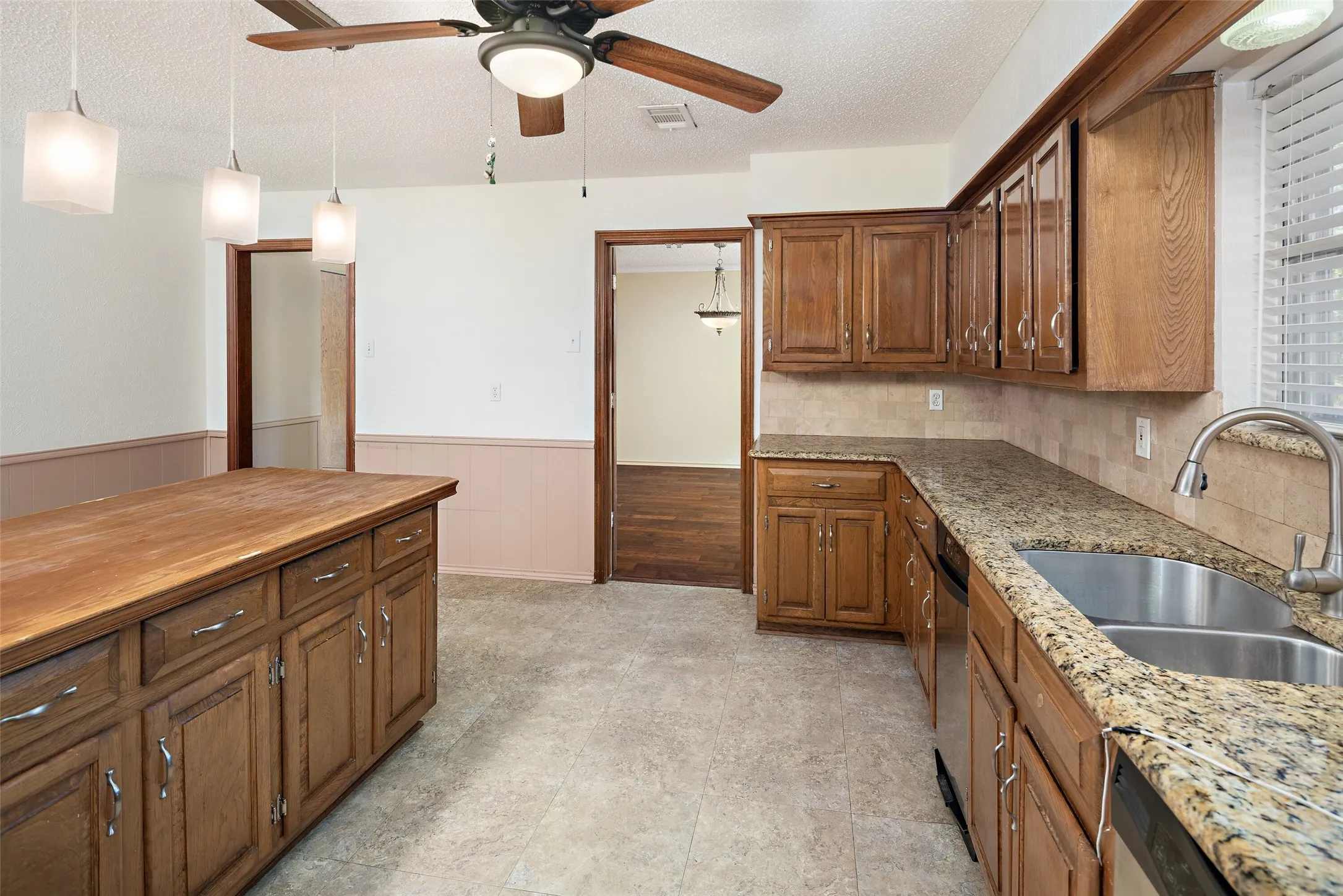 Single Family Residence For Sale in Dallas County , 2621 Country Club Parkway, Garland, Texas 75043, 4 Bedroom, 4 Bathroom, 2 Garage spaces, 3,345 Sqft, built in 1980, mls#21367866, Real Estate Agent in Garland, Homes For Sale in Dallas county, Homes For Sale in Garland, Realtor in Garland Texas, Real Estate Brokerage Independent Realty Texas, Luminita Cordes Realtor