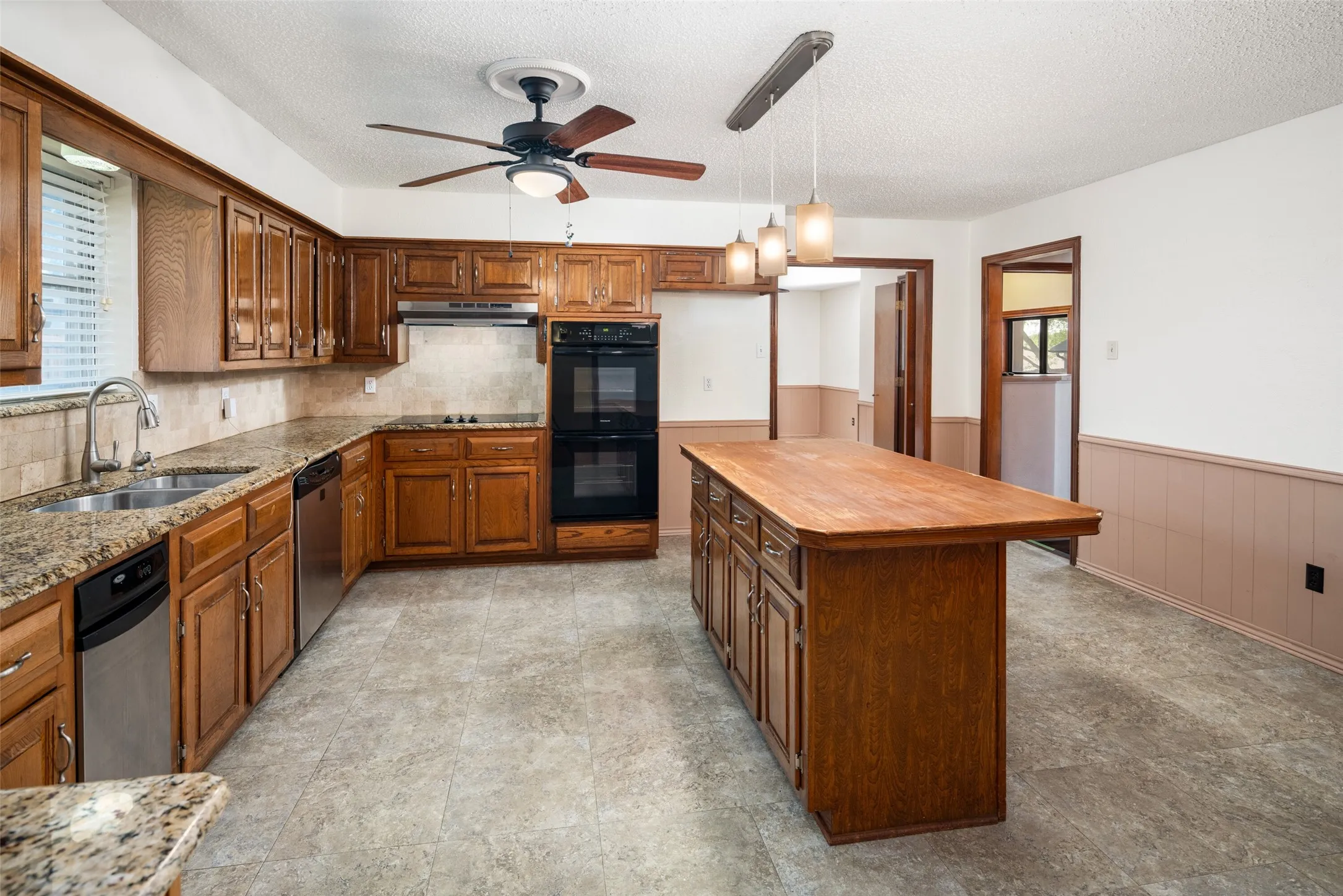 Single Family Residence For Sale in Dallas County , 2621 Country Club Parkway, Garland, Texas 75043, 4 Bedroom, 4 Bathroom, 2 Garage spaces, 3,345 Sqft, built in 1980, mls#21367866, Real Estate Agent in Garland, Homes For Sale in Dallas county, Homes For Sale in Garland, Realtor in Garland Texas, Real Estate Brokerage Independent Realty Texas, Luminita Cordes Realtor
