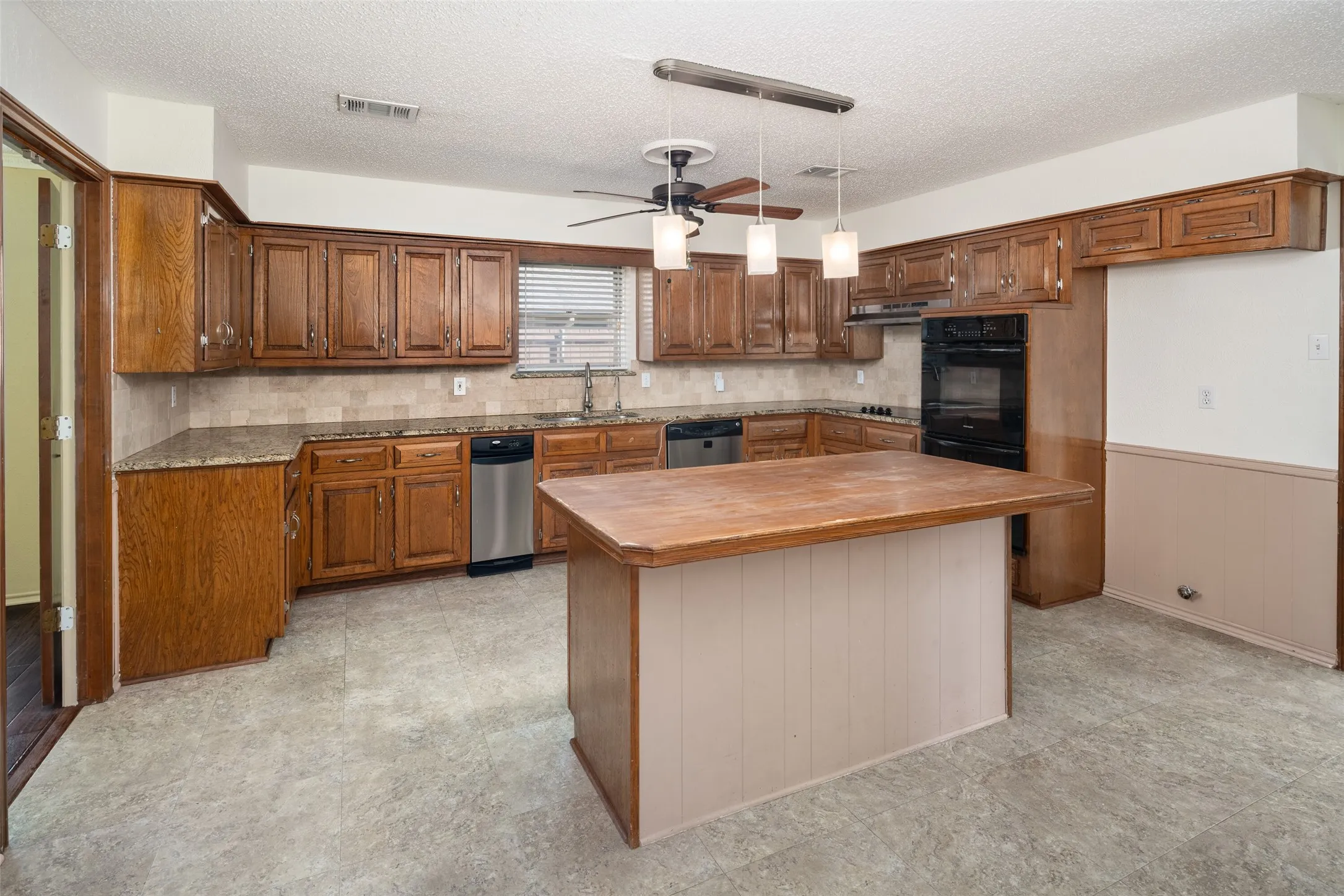 Single Family Residence For Sale in Dallas County , 2621 Country Club Parkway, Garland, Texas 75043, 4 Bedroom, 4 Bathroom, 2 Garage spaces, 3,345 Sqft, built in 1980, mls#21367866, Real Estate Agent in Garland, Homes For Sale in Dallas county, Homes For Sale in Garland, Realtor in Garland Texas, Real Estate Brokerage Independent Realty Texas, Luminita Cordes Realtor