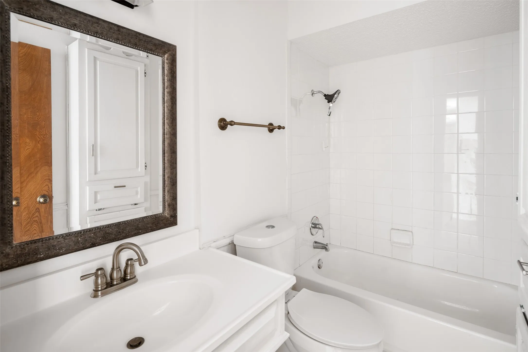 Single Family Residence For Sale in Dallas County , 2621 Country Club Parkway, Garland, Texas 75043, 4 Bedroom, 4 Bathroom, 2 Garage spaces, 3,345 Sqft, built in 1980, mls#21367866, Real Estate Agent in Garland, Homes For Sale in Dallas county, Homes For Sale in Garland, Realtor in Garland Texas, Real Estate Brokerage Independent Realty Texas, Luminita Cordes Realtor