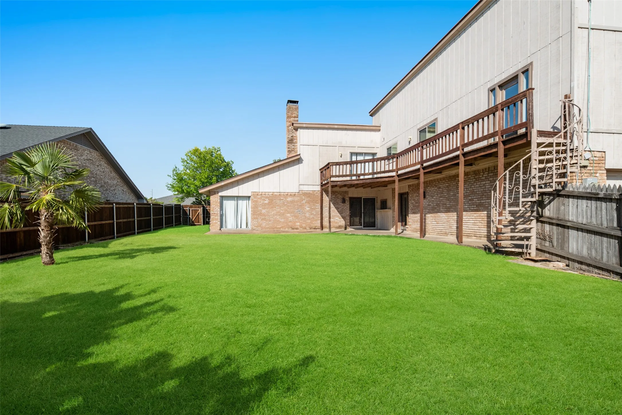 Single Family Residence For Sale in Dallas County , 2621 Country Club Parkway, Garland, Texas 75043, 4 Bedroom, 4 Bathroom, 2 Garage spaces, 3,345 Sqft, built in 1980, mls#21367866, Real Estate Agent in Garland, Homes For Sale in Dallas county, Homes For Sale in Garland, Realtor in Garland Texas, Real Estate Brokerage Independent Realty Texas, Luminita Cordes Realtor