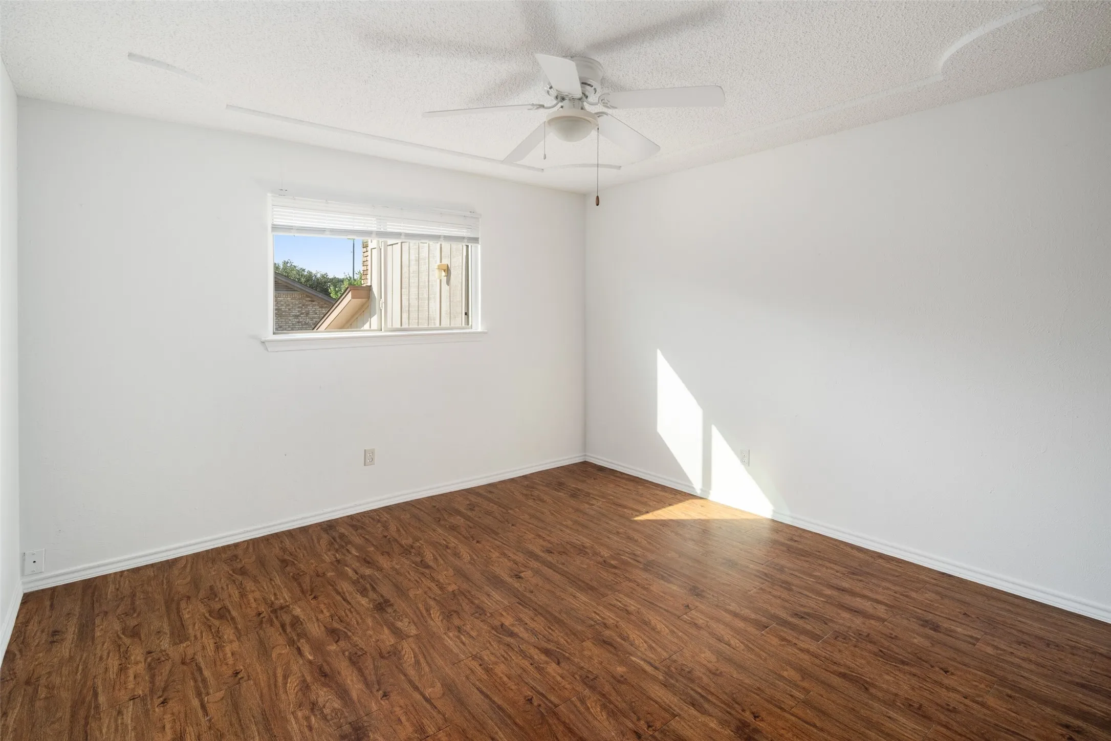 Single Family Residence For Sale in Dallas County , 2621 Country Club Parkway, Garland, Texas 75043, 4 Bedroom, 4 Bathroom, 2 Garage spaces, 3,345 Sqft, built in 1980, mls#21367866, Real Estate Agent in Garland, Homes For Sale in Dallas county, Homes For Sale in Garland, Realtor in Garland Texas, Real Estate Brokerage Independent Realty Texas, Luminita Cordes Realtor