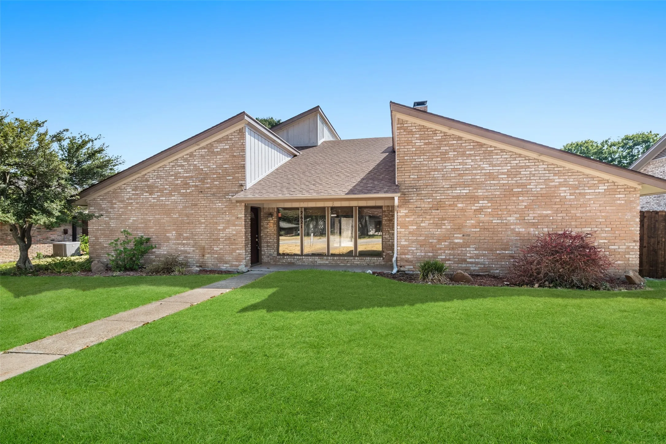 Single Family Residence For Sale in Dallas County , 2621 Country Club Parkway, Garland, Texas 75043, 4 Bedroom, 4 Bathroom, 2 Garage spaces, 3,345 Sqft, built in 1980, mls#21367866, Real Estate Agent in Garland, Homes For Sale in Dallas county, Homes For Sale in Garland, Realtor in Garland Texas, Real Estate Brokerage Independent Realty Texas, Luminita Cordes Realtor