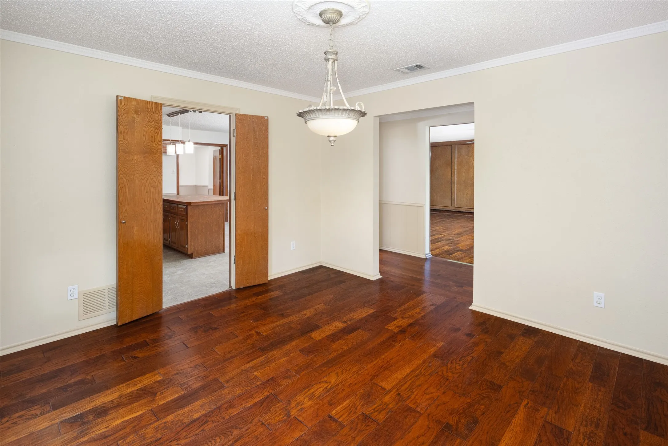 Single Family Residence For Sale in Dallas County , 2621 Country Club Parkway, Garland, Texas 75043, 4 Bedroom, 4 Bathroom, 2 Garage spaces, 3,345 Sqft, built in 1980, mls#21367866, Real Estate Agent in Garland, Homes For Sale in Dallas county, Homes For Sale in Garland, Realtor in Garland Texas, Real Estate Brokerage Independent Realty Texas, Luminita Cordes Realtor