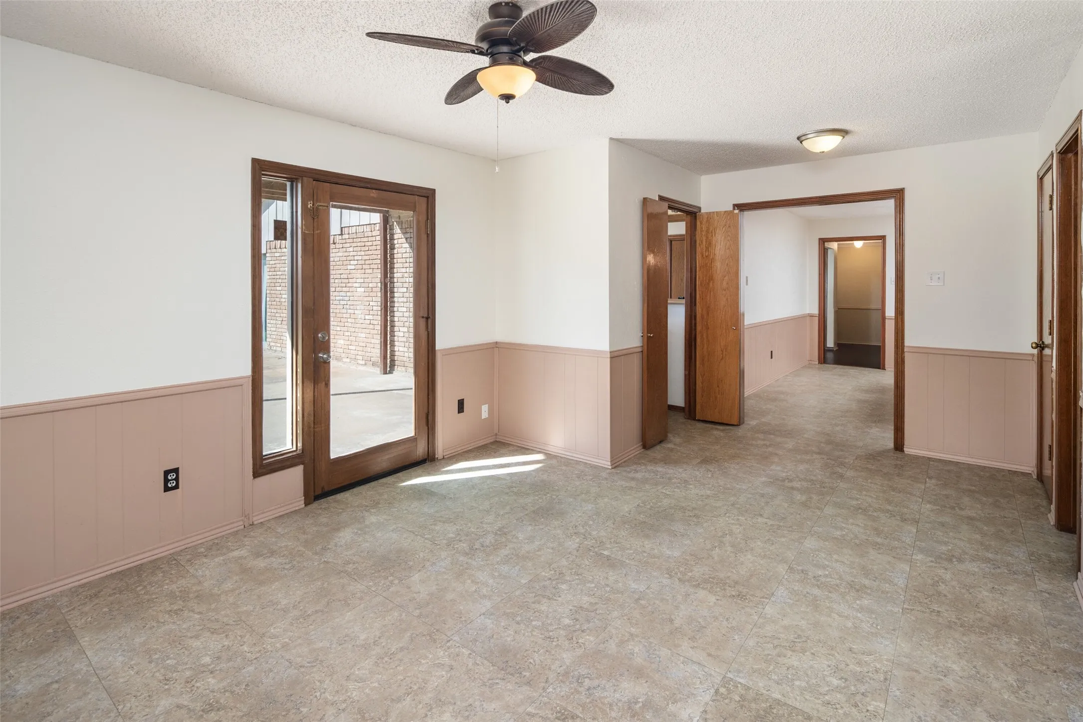 Single Family Residence For Sale in Dallas County , 2621 Country Club Parkway, Garland, Texas 75043, 4 Bedroom, 4 Bathroom, 2 Garage spaces, 3,345 Sqft, built in 1980, mls#21367866, Real Estate Agent in Garland, Homes For Sale in Dallas county, Homes For Sale in Garland, Realtor in Garland Texas, Real Estate Brokerage Independent Realty Texas, Luminita Cordes Realtor