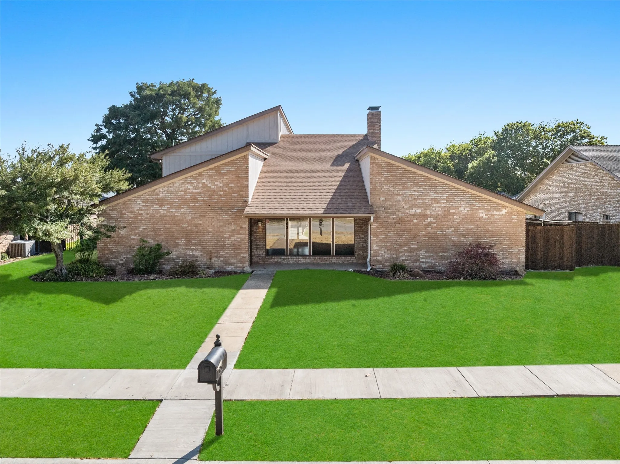 Single Family Residence For Sale in Dallas County , 2621 Country Club Parkway, Garland, Texas 75043, 4 Bedroom, 4 Bathroom, 2 Garage spaces, 3,345 Sqft, built in 1980, mls#21367866, Real Estate Agent in Garland, Homes For Sale in Dallas county, Homes For Sale in Garland, Realtor in Garland Texas, Real Estate Brokerage Independent Realty Texas, Luminita Cordes Realtor