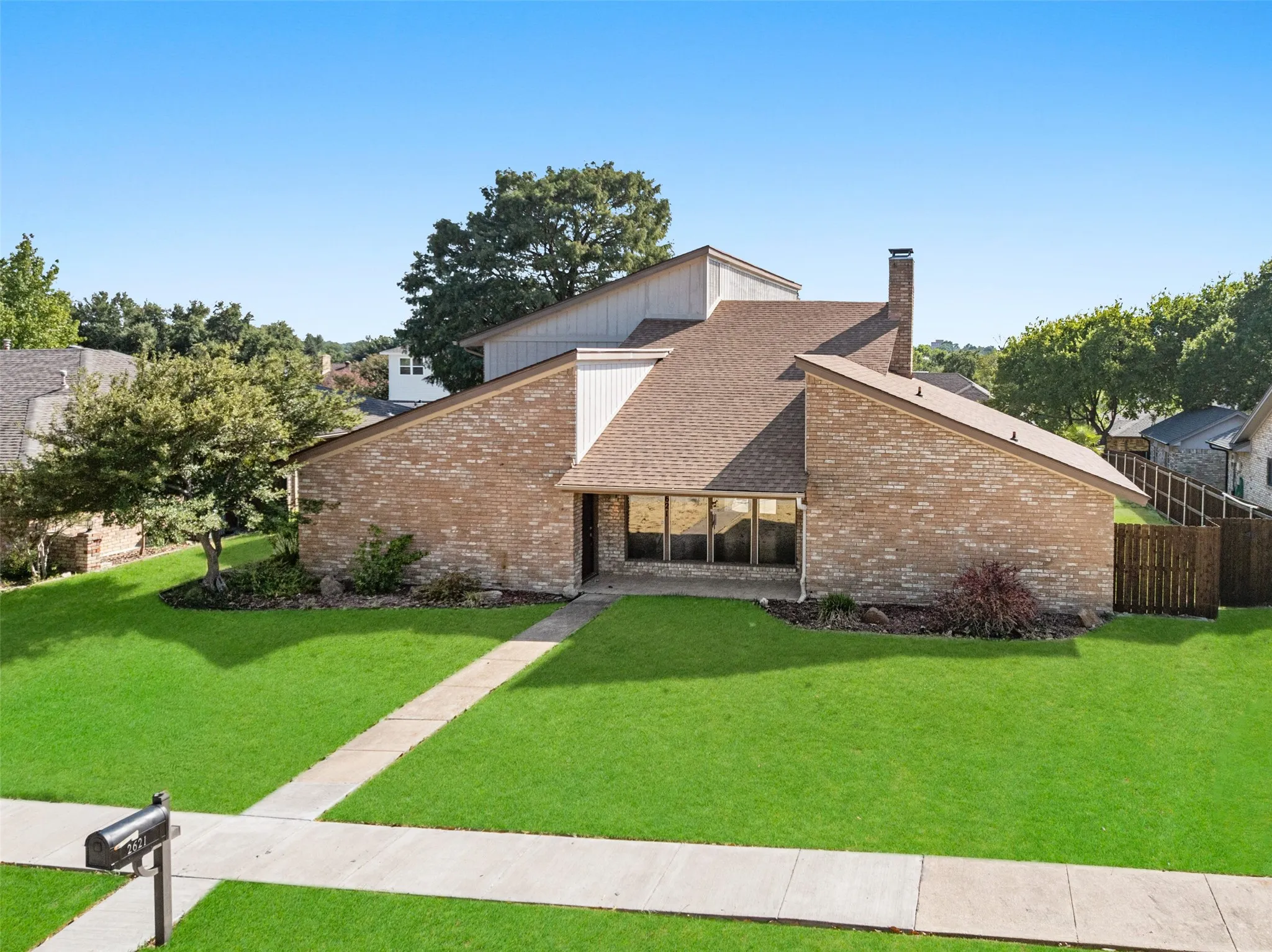 Single Family Residence For Sale in Dallas County , 2621 Country Club Parkway, Garland, Texas 75043, 4 Bedroom, 4 Bathroom, 2 Garage spaces, 3,345 Sqft, built in 1980, mls#21367866, Real Estate Agent in Garland, Homes For Sale in Dallas county, Homes For Sale in Garland, Realtor in Garland Texas, Real Estate Brokerage Independent Realty Texas, Luminita Cordes Realtor