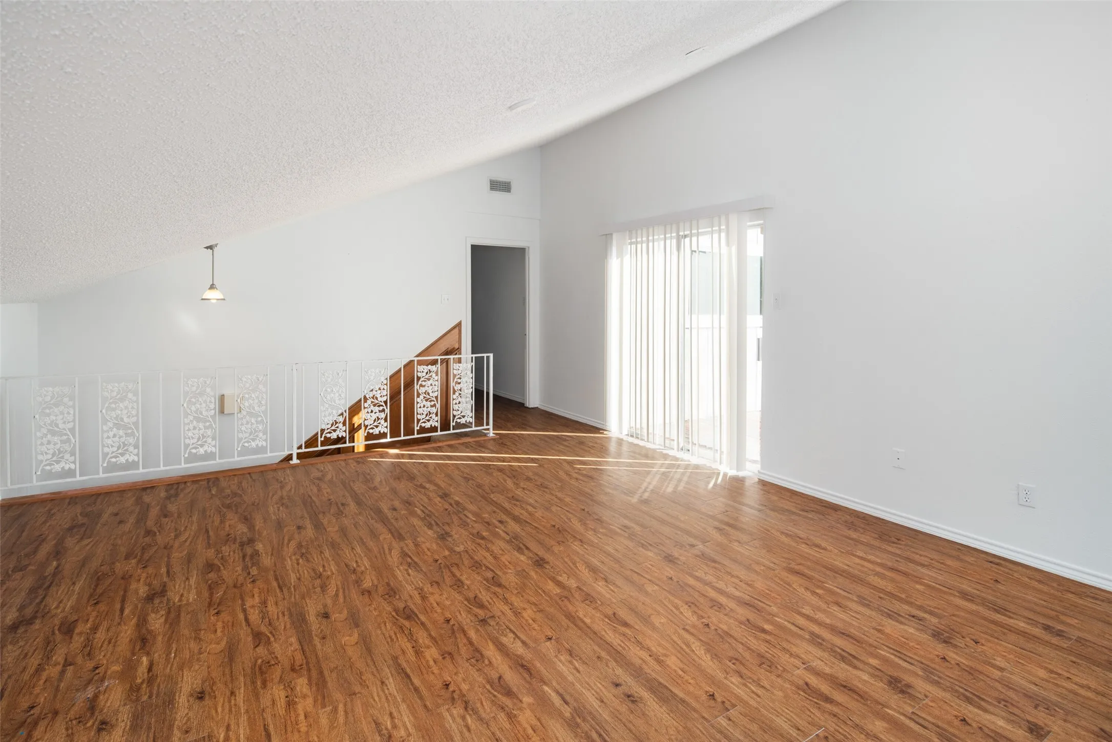 Single Family Residence For Sale in Dallas County , 2621 Country Club Parkway, Garland, Texas 75043, 4 Bedroom, 4 Bathroom, 2 Garage spaces, 3,345 Sqft, built in 1980, mls#21367866, Real Estate Agent in Garland, Homes For Sale in Dallas county, Homes For Sale in Garland, Realtor in Garland Texas, Real Estate Brokerage Independent Realty Texas, Luminita Cordes Realtor