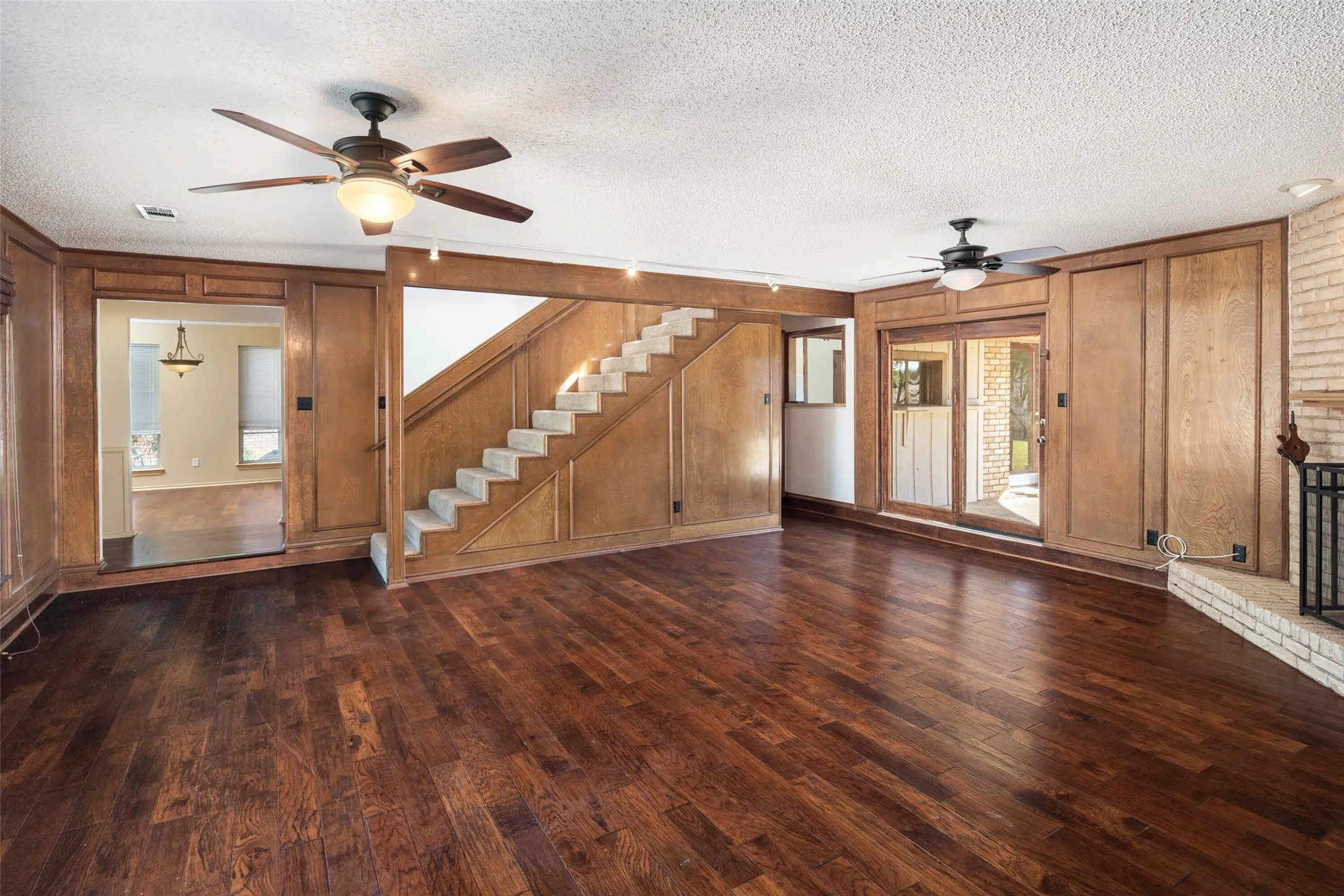 Single Family Residence For Sale in Dallas County , 2621 Country Club Parkway, Garland, Texas 75043, 4 Bedroom, 4 Bathroom, 2 Garage spaces, 3,345 Sqft, built in 1980, mls#21367866, Real Estate Agent in Garland, Homes For Sale in Dallas county, Homes For Sale in Garland, Realtor in Garland Texas, Real Estate Brokerage Independent Realty Texas, Luminita Cordes Realtor