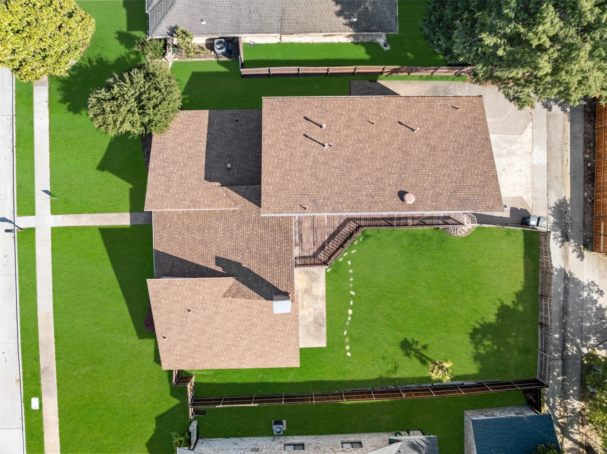 Single Family Residence For Sale in Dallas County , 2621 Country Club Parkway, Garland, Texas 75043, 4 Bedroom, 4 Bathroom, 2 Garage spaces, 3,345 Sqft, built in 1980, mls#21367866, Real Estate Agent in Garland, Homes For Sale in Dallas county, Homes For Sale in Garland, Realtor in Garland Texas, Real Estate Brokerage Independent Realty Texas, Luminita Cordes Realtor