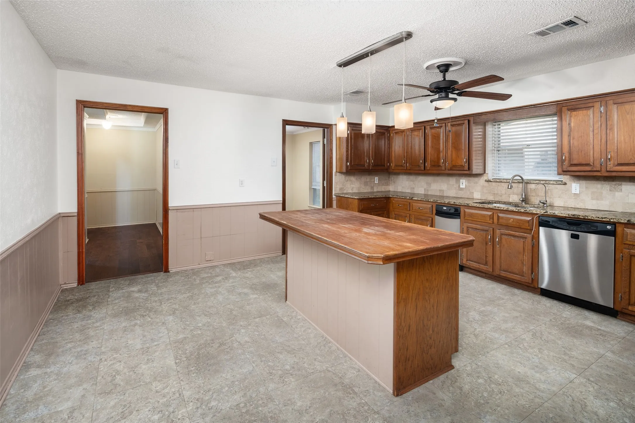 Single Family Residence For Sale in Dallas County , 2621 Country Club Parkway, Garland, Texas 75043, 4 Bedroom, 4 Bathroom, 2 Garage spaces, 3,345 Sqft, built in 1980, mls#21367866, Real Estate Agent in Garland, Homes For Sale in Dallas county, Homes For Sale in Garland, Realtor in Garland Texas, Real Estate Brokerage Independent Realty Texas, Luminita Cordes Realtor