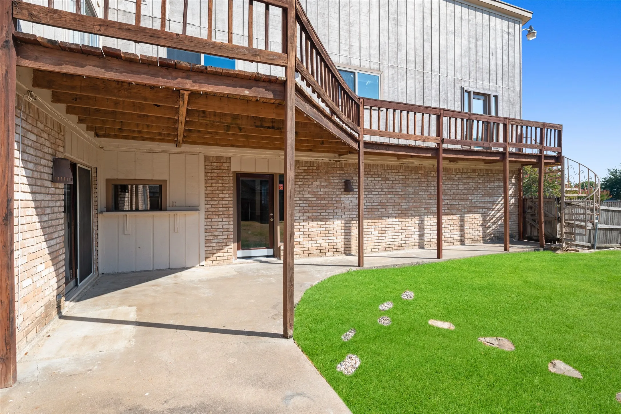 Single Family Residence For Sale in Dallas County , 2621 Country Club Parkway, Garland, Texas 75043, 4 Bedroom, 4 Bathroom, 2 Garage spaces, 3,345 Sqft, built in 1980, mls#21367866, Real Estate Agent in Garland, Homes For Sale in Dallas county, Homes For Sale in Garland, Realtor in Garland Texas, Real Estate Brokerage Independent Realty Texas, Luminita Cordes Realtor