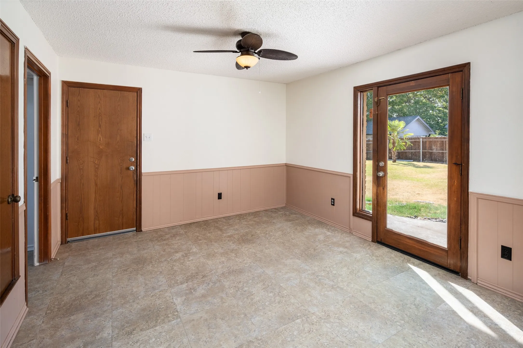 Single Family Residence For Sale in Dallas County , 2621 Country Club Parkway, Garland, Texas 75043, 4 Bedroom, 4 Bathroom, 2 Garage spaces, 3,345 Sqft, built in 1980, mls#21367866, Real Estate Agent in Garland, Homes For Sale in Dallas county, Homes For Sale in Garland, Realtor in Garland Texas, Real Estate Brokerage Independent Realty Texas, Luminita Cordes Realtor