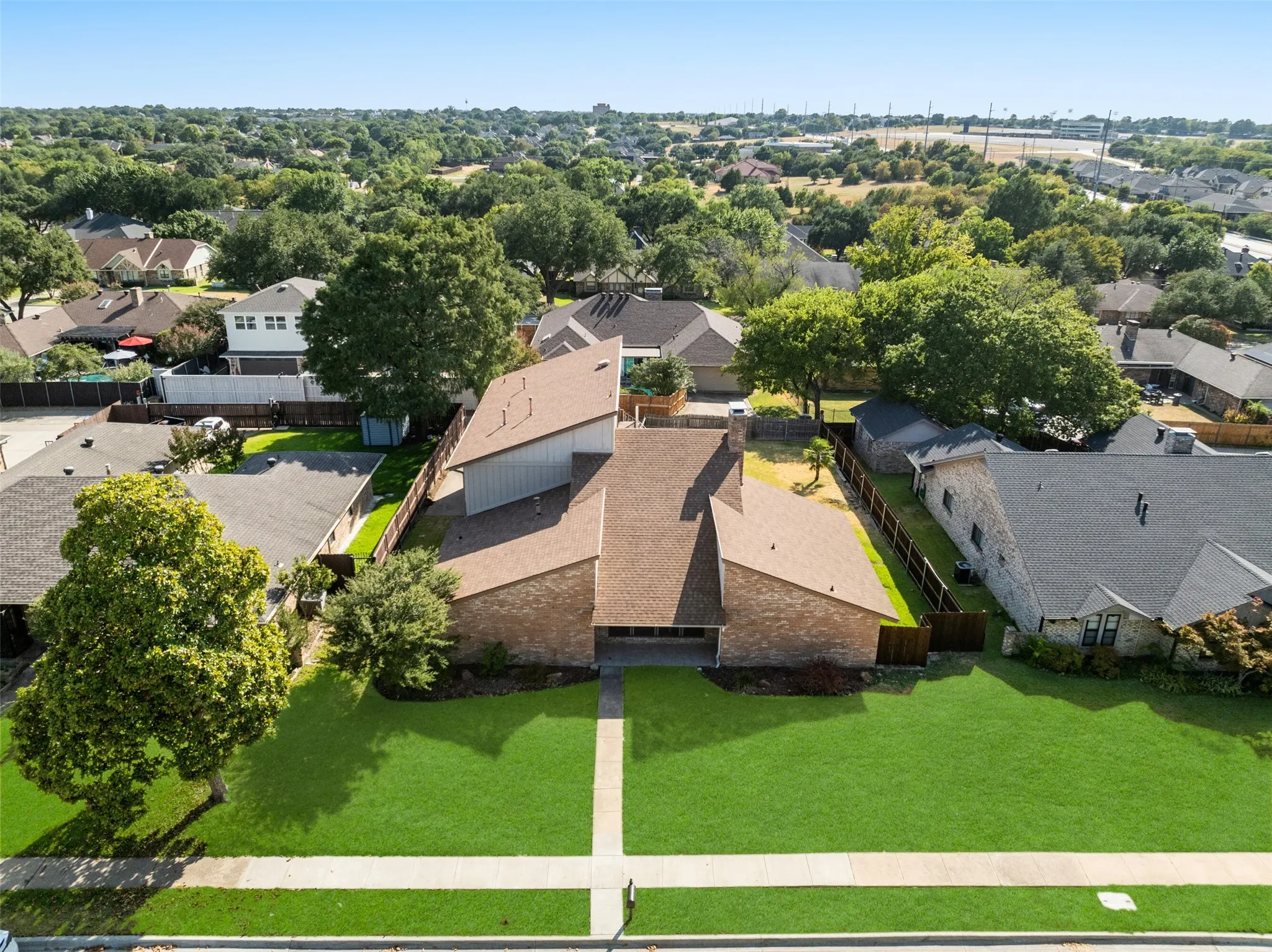Single Family Residence For Sale in Dallas County , 2621 Country Club Parkway, Garland, Texas 75043, 4 Bedroom, 4 Bathroom, 2 Garage spaces, 3,345 Sqft, built in 1980, mls#21367866, Real Estate Agent in Garland, Homes For Sale in Dallas county, Homes For Sale in Garland, Realtor in Garland Texas, Real Estate Brokerage Independent Realty Texas, Luminita Cordes Realtor