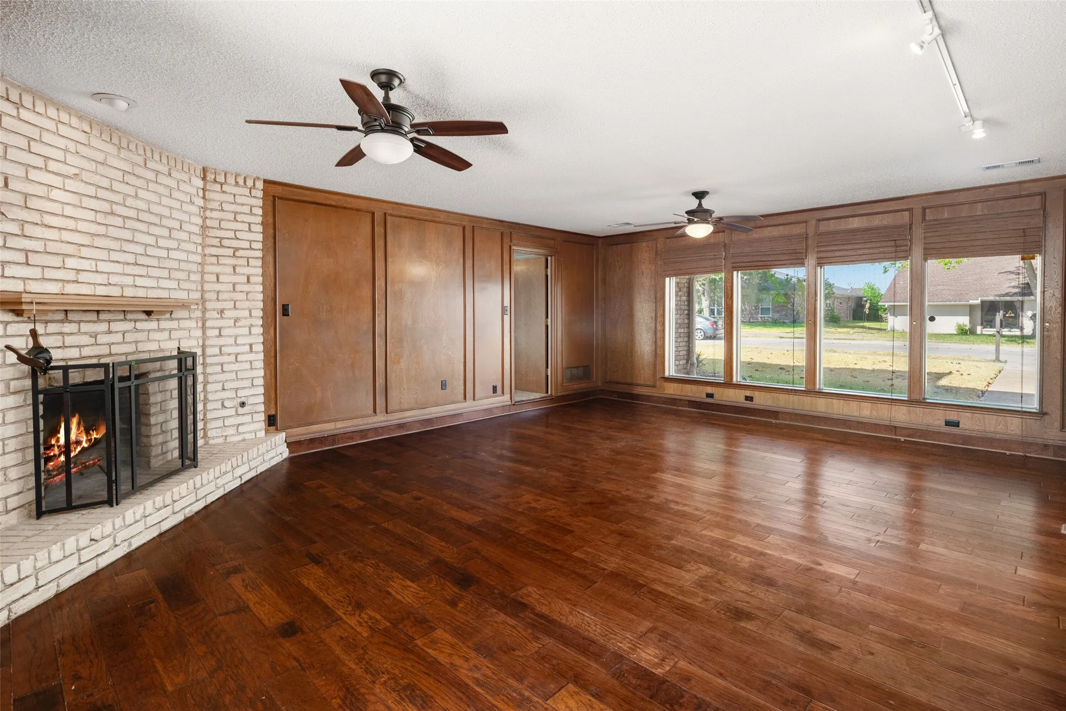 Single Family Residence For Sale in Dallas County , 2621 Country Club Parkway, Garland, Texas 75043, 4 Bedroom, 4 Bathroom, 2 Garage spaces, 3,345 Sqft, built in 1980, mls#21367866, Real Estate Agent in Garland, Homes For Sale in Dallas county, Homes For Sale in Garland, Realtor in Garland Texas, Real Estate Brokerage Independent Realty Texas, Luminita Cordes Realtor