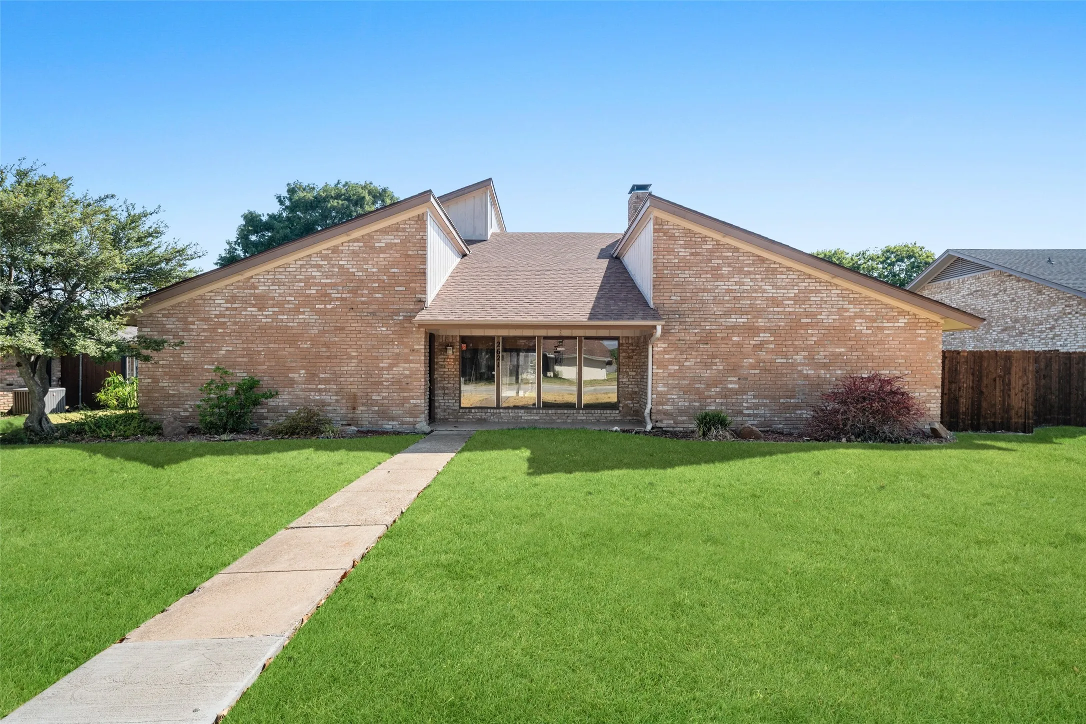 Single Family Residence For Sale in Dallas County , 2621 Country Club Parkway, Garland, Texas 75043, 4 Bedroom, 4 Bathroom, 2 Garage spaces, 3,345 Sqft, built in 1980, mls#21367866, Real Estate Agent in Garland, Homes For Sale in Dallas county, Homes For Sale in Garland, Realtor in Garland Texas, Real Estate Brokerage Independent Realty Texas, Luminita Cordes Realtor