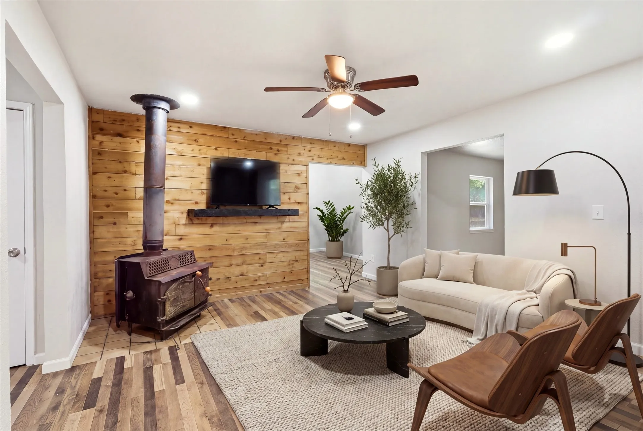 Single Family Residence For Rent in Parker County , 103 #A Calhoun Bend, Azle, Texas 76020, 3 Bedroom, 3 Bathroom, 2 Garage spaces, 1,700 Sqft, built in 1984, mls#21366886, Real Estate Agent in Azle, Homes For Rent in Parker county, Homes For Rent in Azle, Realtor in Azle Texas, Real Estate Brokerage Independent Realty Texas, Luminita Cordes Realtor