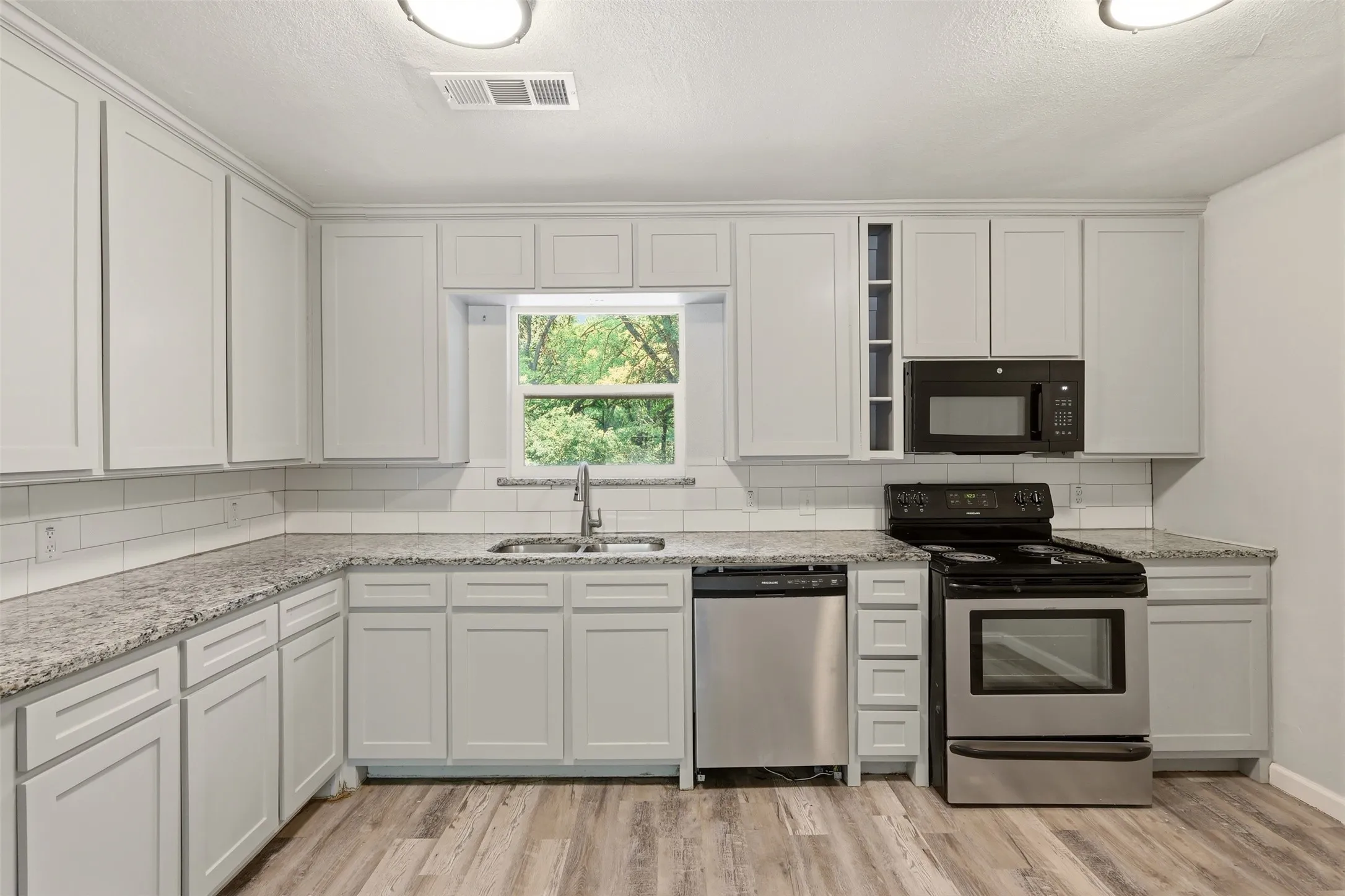 Single Family Residence For Rent in Parker County , 103 #A Calhoun Bend, Azle, Texas 76020, 3 Bedroom, 3 Bathroom, 2 Garage spaces, 1,700 Sqft, built in 1984, mls#21366886, Real Estate Agent in Azle, Homes For Rent in Parker county, Homes For Rent in Azle, Realtor in Azle Texas, Real Estate Brokerage Independent Realty Texas, Luminita Cordes Realtor