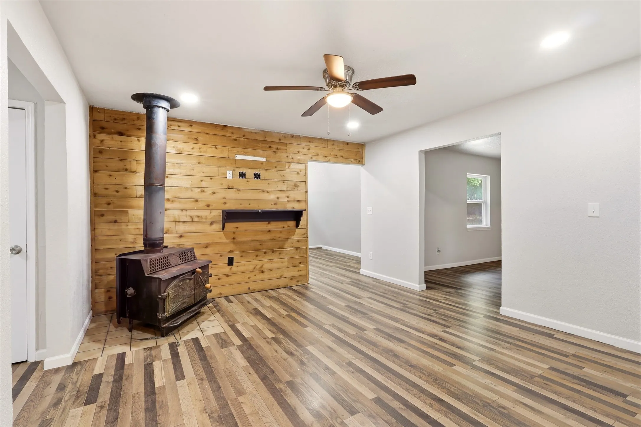 Single Family Residence For Rent in Parker County , 103 #A Calhoun Bend, Azle, Texas 76020, 3 Bedroom, 3 Bathroom, 2 Garage spaces, 1,700 Sqft, built in 1984, mls#21366886, Real Estate Agent in Azle, Homes For Rent in Parker county, Homes For Rent in Azle, Realtor in Azle Texas, Real Estate Brokerage Independent Realty Texas, Luminita Cordes Realtor