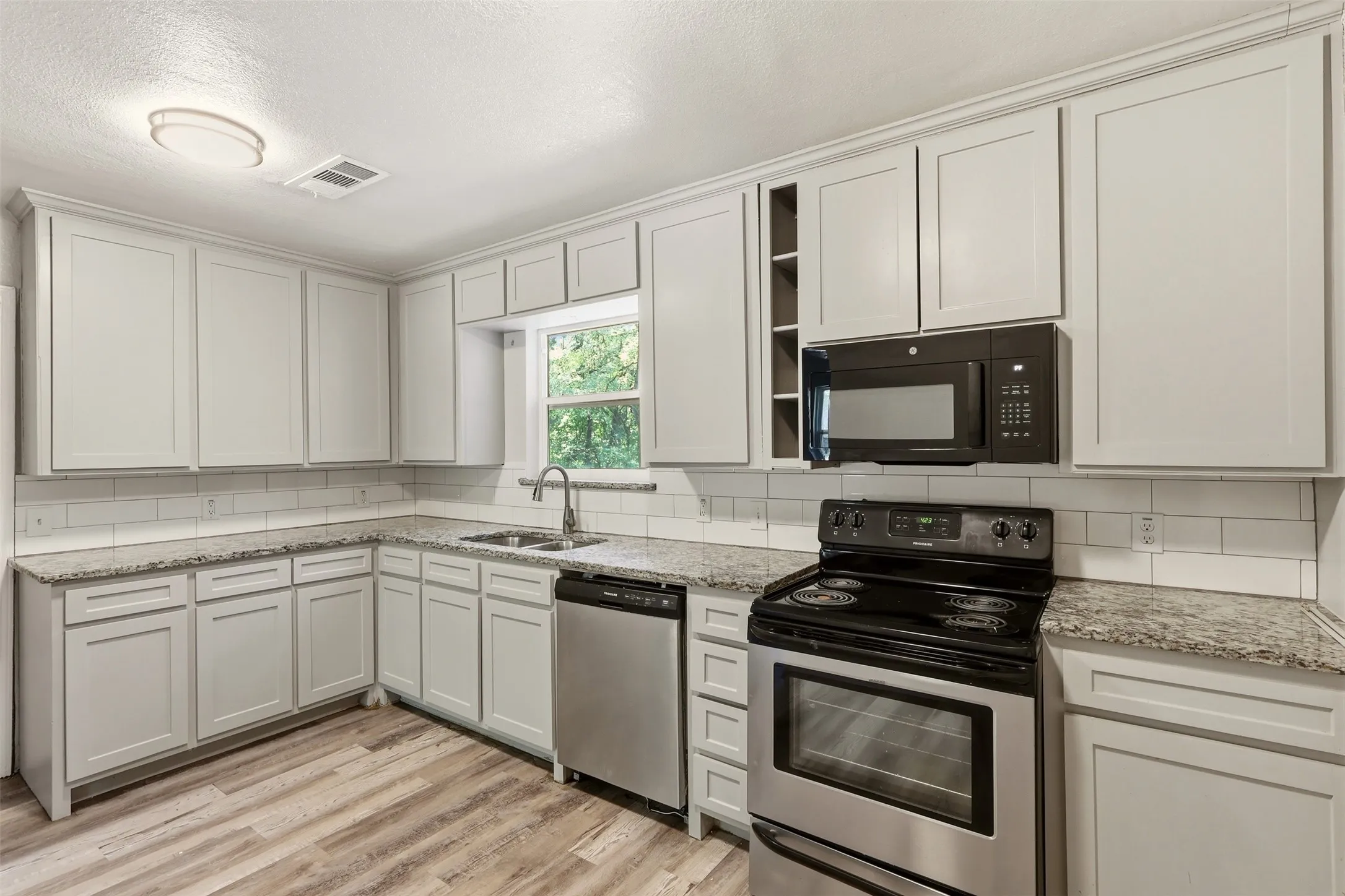 Single Family Residence For Rent in Parker County , 103 #A Calhoun Bend, Azle, Texas 76020, 3 Bedroom, 3 Bathroom, 2 Garage spaces, 1,700 Sqft, built in 1984, mls#21366886, Real Estate Agent in Azle, Homes For Rent in Parker county, Homes For Rent in Azle, Realtor in Azle Texas, Real Estate Brokerage Independent Realty Texas, Luminita Cordes Realtor