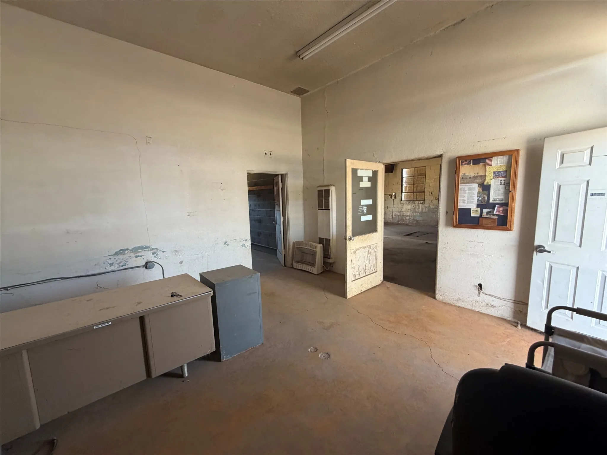 Office For Sale in Knox County , 221 N Birch Avenue, Munday, Texas 76380, 0, 0, Garage spaces, 0 Sqft, built in 1970, mls#21368490, Real Estate Agent in Munday, Homes For Sale in Knox county, Homes For Sale in Munday, Realtor in Munday Texas, Real Estate Brokerage Independent Realty Texas, Luminita Cordes Realtor