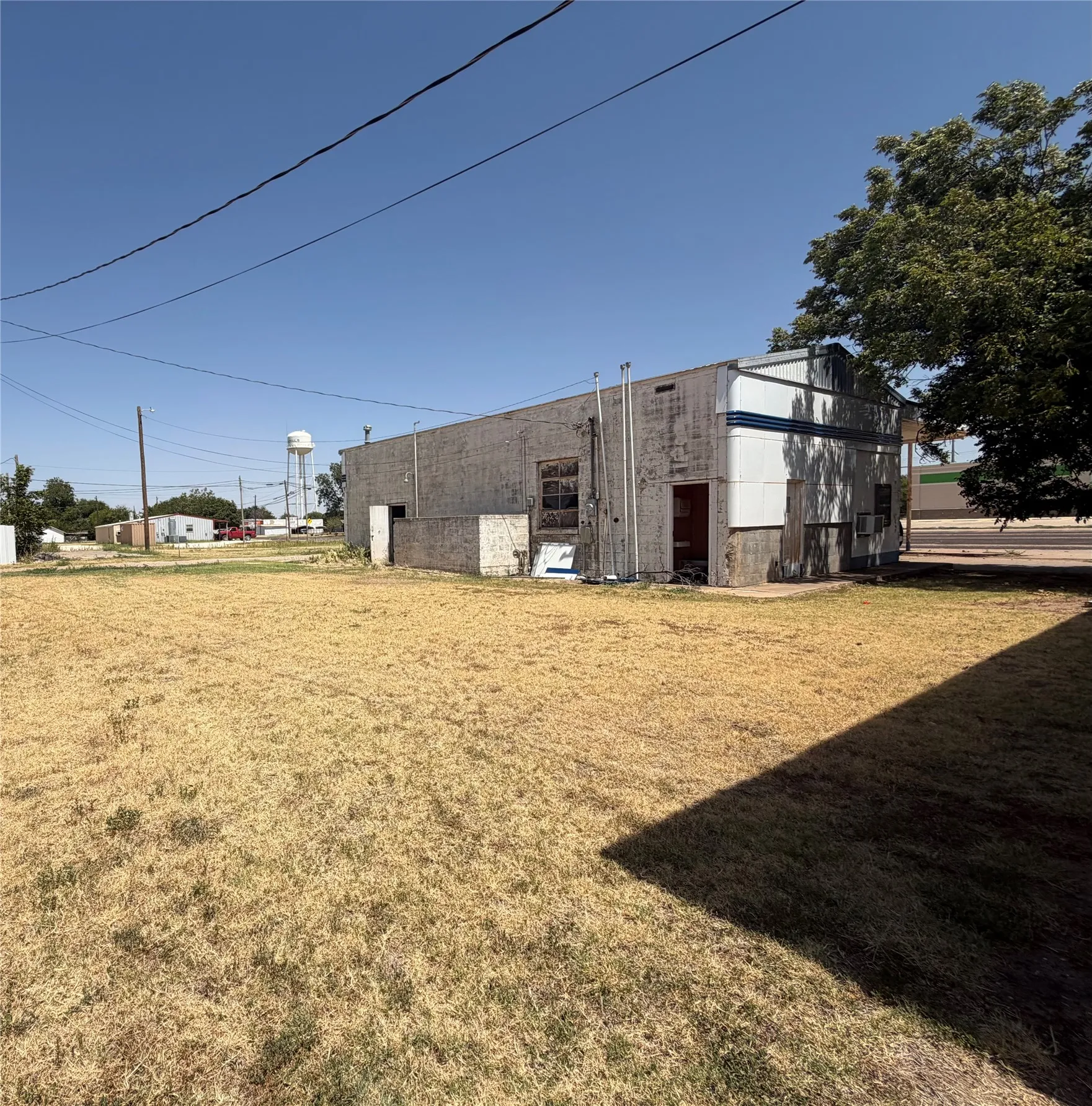 Office For Sale in Knox County , 221 N Birch Avenue, Munday, Texas 76380, 0, 0, Garage spaces, 0 Sqft, built in 1970, mls#21368490, Real Estate Agent in Munday, Homes For Sale in Knox county, Homes For Sale in Munday, Realtor in Munday Texas, Real Estate Brokerage Independent Realty Texas, Luminita Cordes Realtor