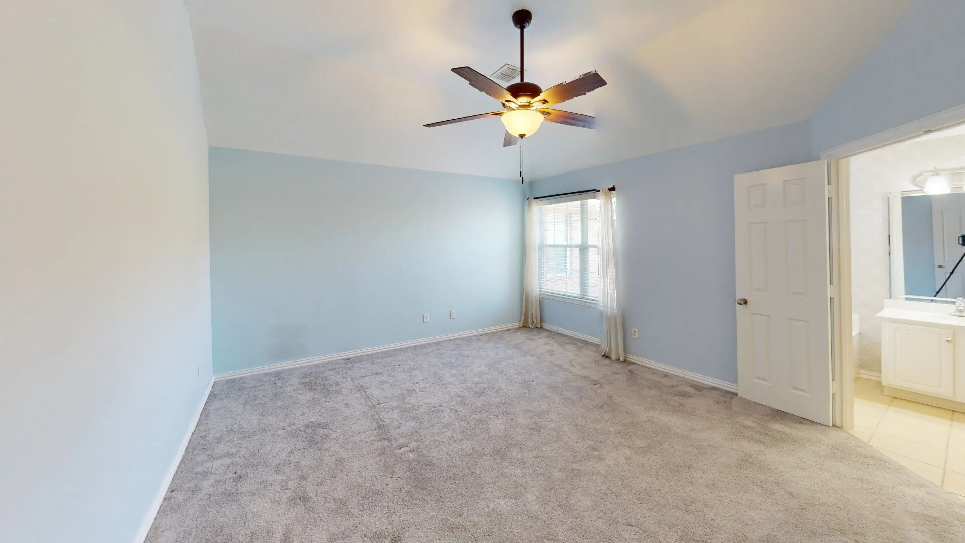 Townhouse For Rent in Denton County , 1828 Branch Trail, Carrollton, Texas 75007, 3 Bedroom, 3 Bathroom, 2 Garage spaces, 1,667 Sqft, built in 2004, mls#21368503, Real Estate Agent in Carrollton, Homes For Rent in Denton county, Homes For Rent in Carrollton, Realtor in Carrollton Texas, Real Estate Brokerage Independent Realty Texas, Luminita Cordes Realtor