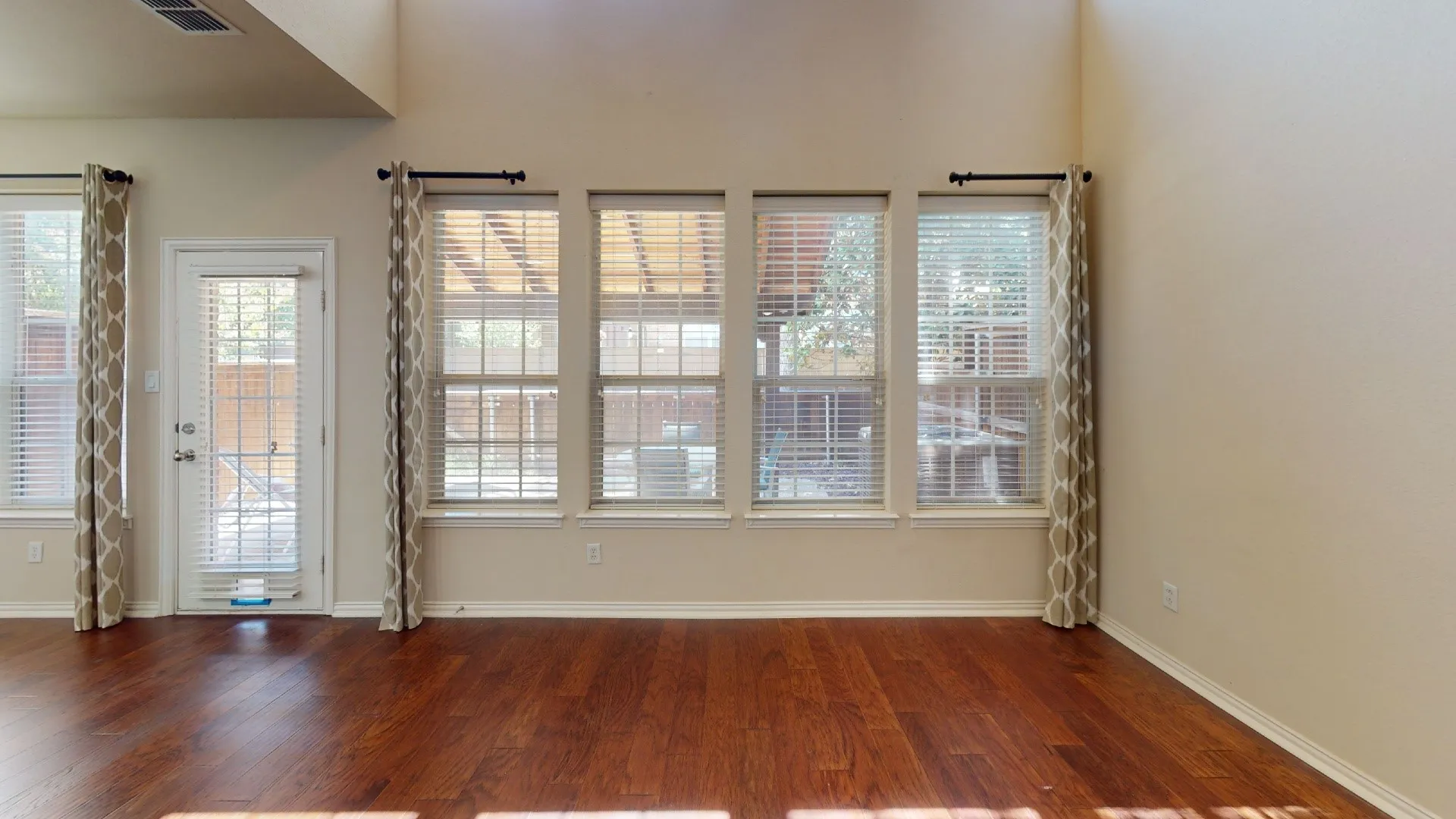Townhouse For Rent in Denton County , 1828 Branch Trail, Carrollton, Texas 75007, 3 Bedroom, 3 Bathroom, 2 Garage spaces, 1,667 Sqft, built in 2004, mls#21368503, Real Estate Agent in Carrollton, Homes For Rent in Denton county, Homes For Rent in Carrollton, Realtor in Carrollton Texas, Real Estate Brokerage Independent Realty Texas, Luminita Cordes Realtor