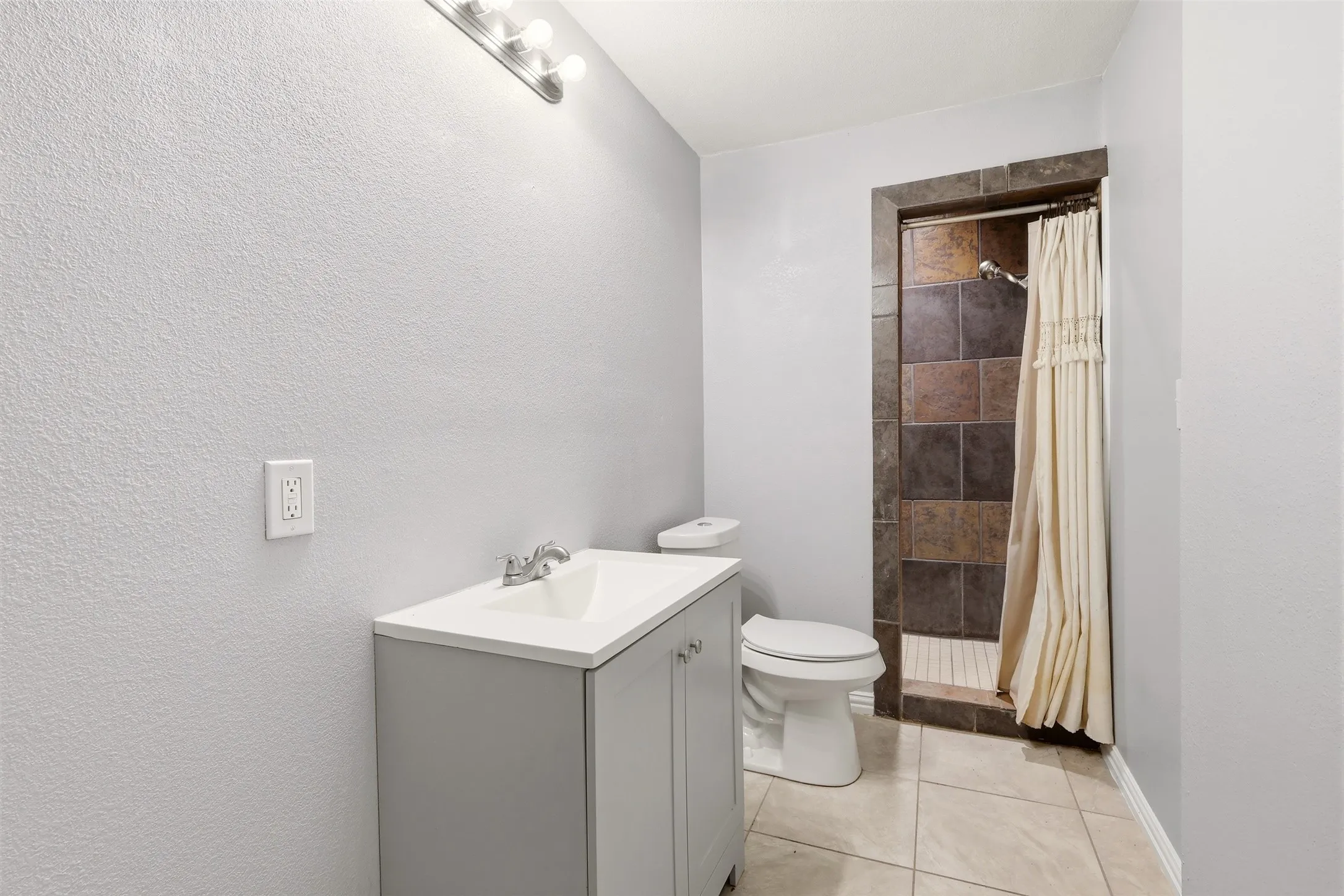 Single Family Residence For Rent in Parker County , 103 #B Calhoun Bend, Azle, Texas 76020, 3 Bedroom, 3 Bathroom, Garage spaces, 1,680 Sqft, built in 1984, mls#21368507, Real Estate Agent in Azle, Homes For Rent in Parker county, Homes For Rent in Azle, Realtor in Azle Texas, Real Estate Brokerage Independent Realty Texas, Luminita Cordes Realtor