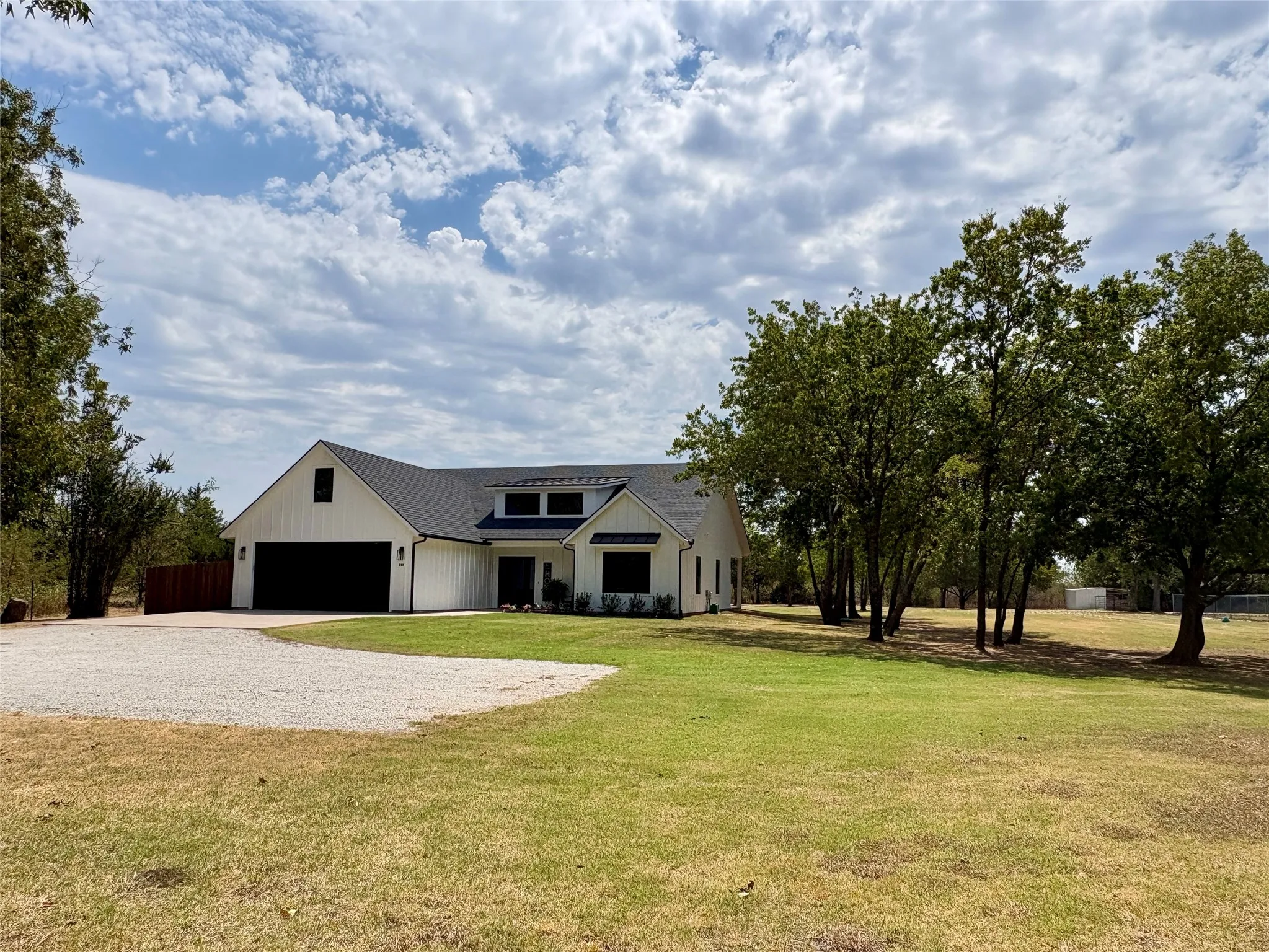 Single Family Residence For Sale in Grayson County , 192 Hagerman Road, Pottsboro, Texas 75076, 3 Bedroom, 3 Bathroom, 2 Garage spaces, 1,998 Sqft, built in 2023, mls#21368511, Real Estate Agent in Pottsboro, Homes For Sale in Grayson county, Homes For Sale in Pottsboro, Realtor in Pottsboro Texas, Real Estate Brokerage Independent Realty Texas, Luminita Cordes Realtor