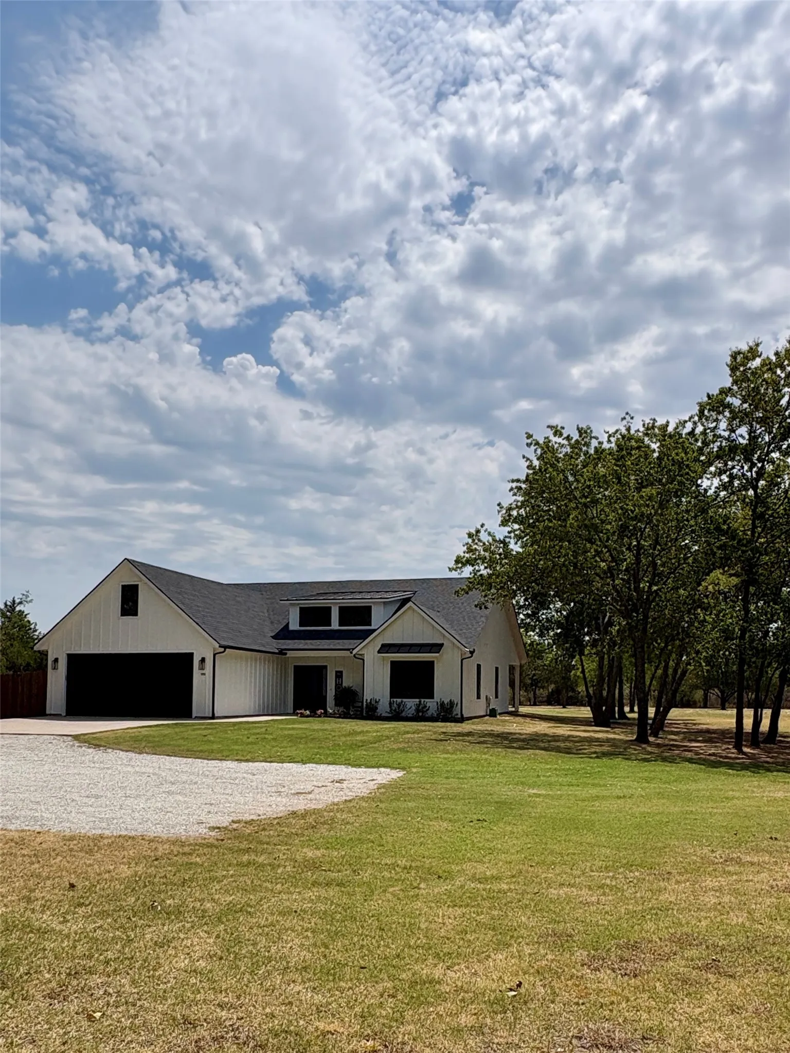 Single Family Residence For Sale in Grayson County , 192 Hagerman Road, Pottsboro, Texas 75076, 3 Bedroom, 3 Bathroom, 2 Garage spaces, 1,998 Sqft, built in 2023, mls#21368511, Real Estate Agent in Pottsboro, Homes For Sale in Grayson county, Homes For Sale in Pottsboro, Realtor in Pottsboro Texas, Real Estate Brokerage Independent Realty Texas, Luminita Cordes Realtor