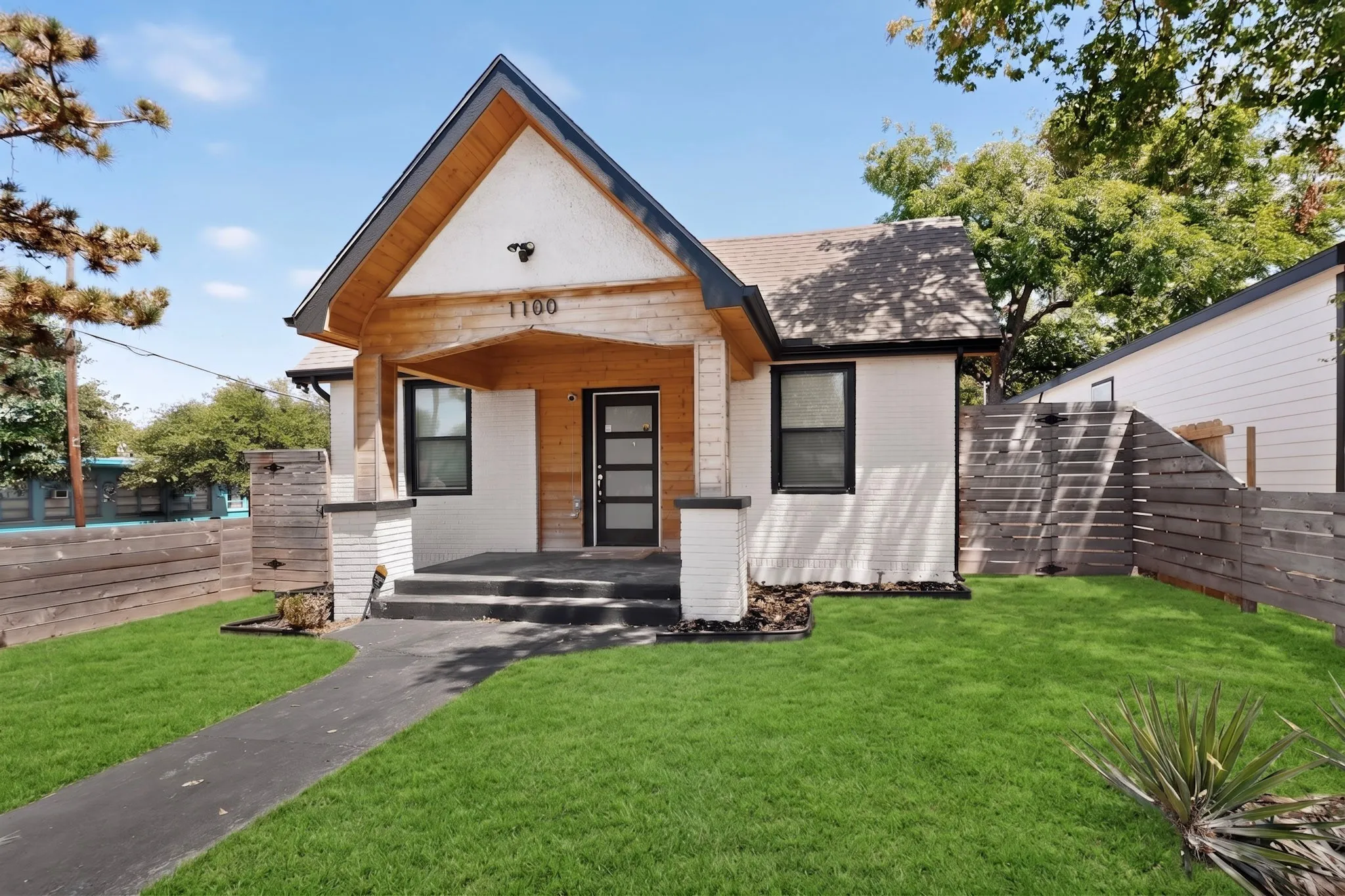 Single Family Residence For Sale in Dallas County , 1100 S Brighton Avenue, Dallas, Texas 75208, 3 Bedroom, 2 Bathroom, Garage spaces, 1,344 Sqft, built in 1925, Price $349,000, mls#21368518, Real Estate Agent in Dallas, Homes For Sale in Dallas county, Homes For Sale in Dallas, Realtor in Dallas Texas, Real Estate Brokerage Independent Realty Texas, Luminita Cordes Realtor