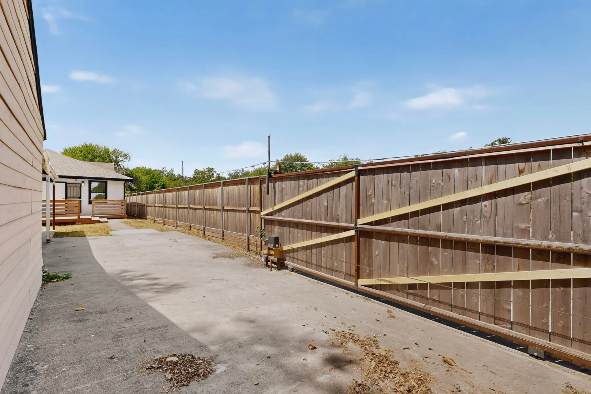 Single Family Residence For Sale in Dallas County , 1100 S Brighton Avenue, Dallas, Texas 75208, 3 Bedroom, 2 Bathroom, Garage spaces, 1,344 Sqft, built in 1925, Price $349,000, mls#21368518, Real Estate Agent in Dallas, Homes For Sale in Dallas county, Homes For Sale in Dallas, Realtor in Dallas Texas, Real Estate Brokerage Independent Realty Texas, Luminita Cordes Realtor