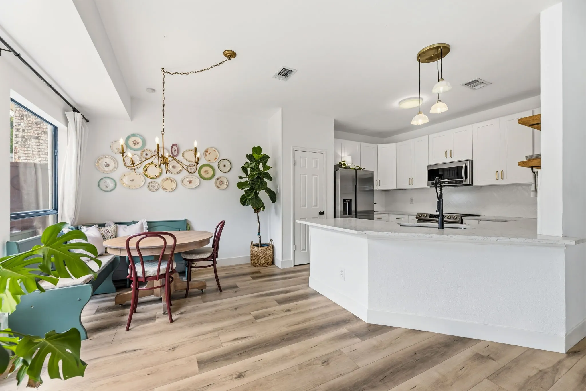 Single Family Residence For Sale in Dallas County , 2706 Collins Boulevard, Garland, Texas 75044, 3 Bedroom, 2 Bathroom, 2 Garage spaces, 1,434 Sqft, built in 1983, mls#21367371, Real Estate Agent in Garland, Homes For Sale in Dallas county, Homes For Sale in Garland, Realtor in Garland Texas, Real Estate Brokerage Independent Realty Texas, Luminita Cordes Realtor