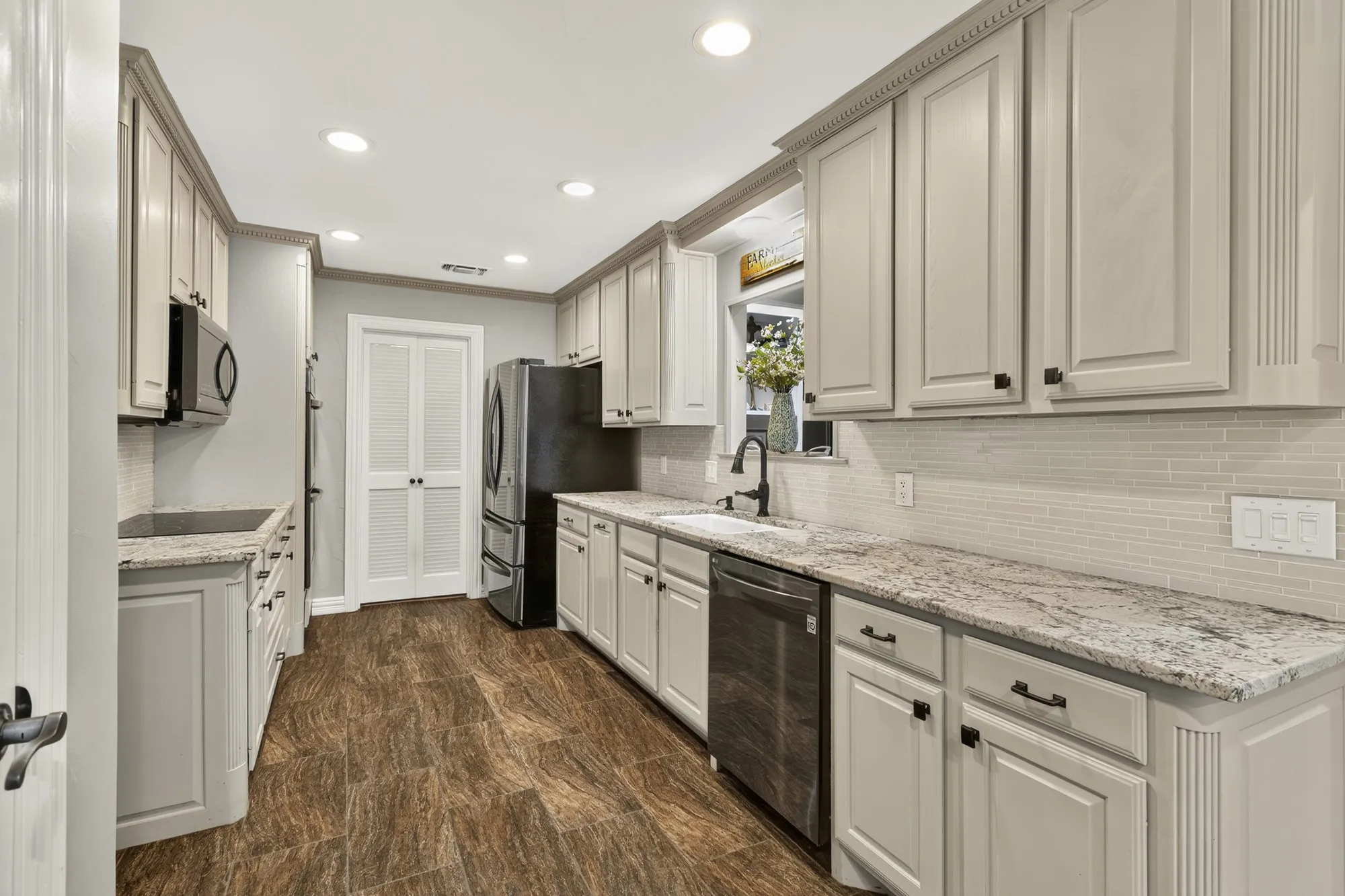 Single Family Residence For Sale in Denton County , 1946 Oakbluff Drive, Carrollton, Texas 75007, 3 Bedroom, 2 Bathroom, 1 Garage spaces, 2,568 Sqft, built in 1980, mls#21368331, Real Estate Agent in Carrollton, Homes For Sale in Denton county, Homes For Sale in Carrollton, Realtor in Carrollton Texas, Real Estate Brokerage Independent Realty Texas, Luminita Cordes Realtor