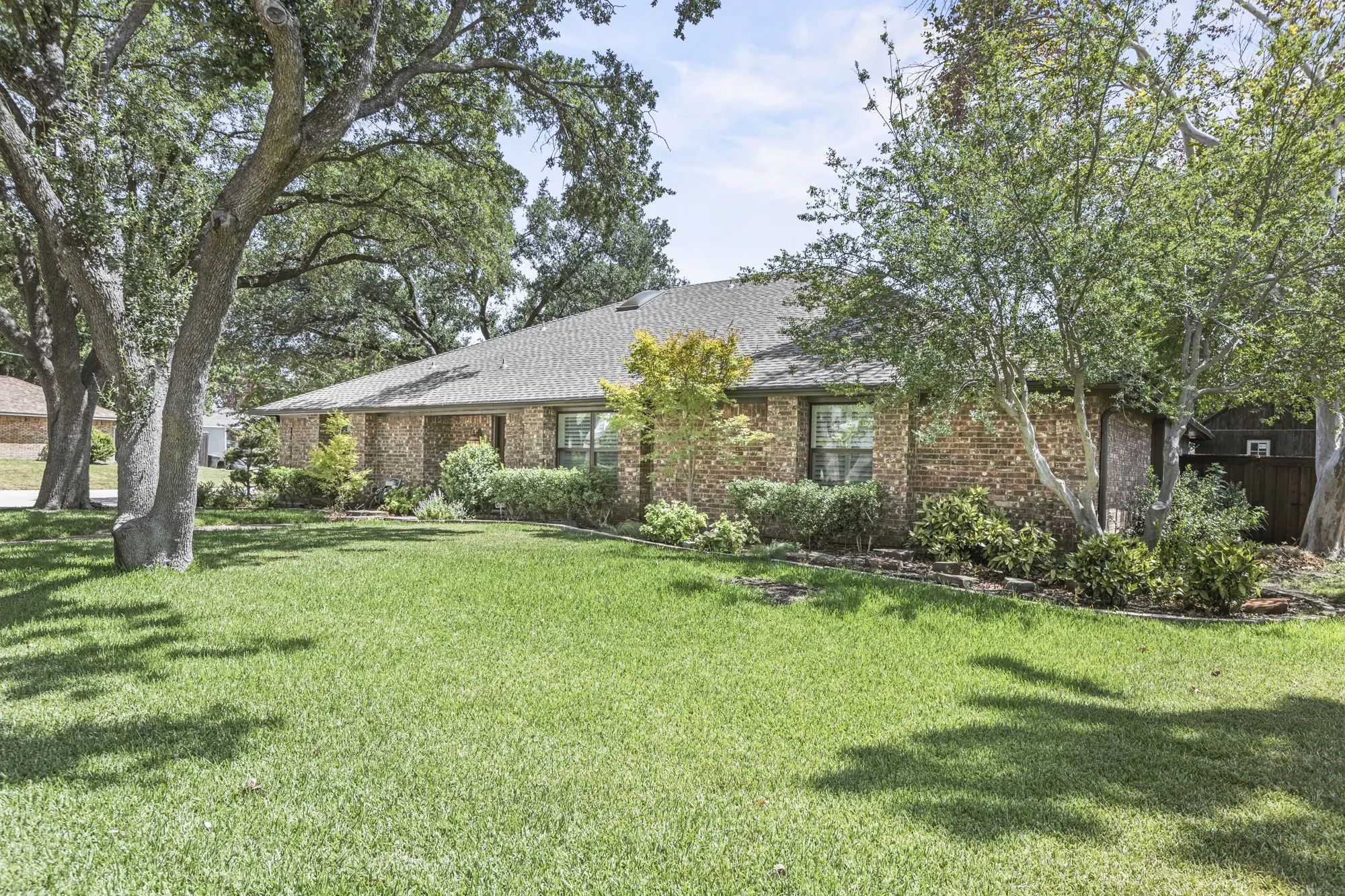 Single Family Residence For Sale in Denton County , 1946 Oakbluff Drive, Carrollton, Texas 75007, 3 Bedroom, 2 Bathroom, 1 Garage spaces, 2,568 Sqft, built in 1980, mls#21368331, Real Estate Agent in Carrollton, Homes For Sale in Denton county, Homes For Sale in Carrollton, Realtor in Carrollton Texas, Real Estate Brokerage Independent Realty Texas, Luminita Cordes Realtor