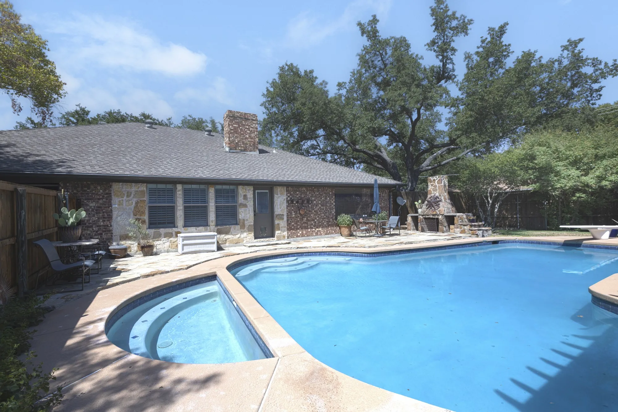 Single Family Residence For Sale in Denton County , 1946 Oakbluff Drive, Carrollton, Texas 75007, 3 Bedroom, 2 Bathroom, 1 Garage spaces, 2,568 Sqft, built in 1980, mls#21368331, Real Estate Agent in Carrollton, Homes For Sale in Denton county, Homes For Sale in Carrollton, Realtor in Carrollton Texas, Real Estate Brokerage Independent Realty Texas, Luminita Cordes Realtor