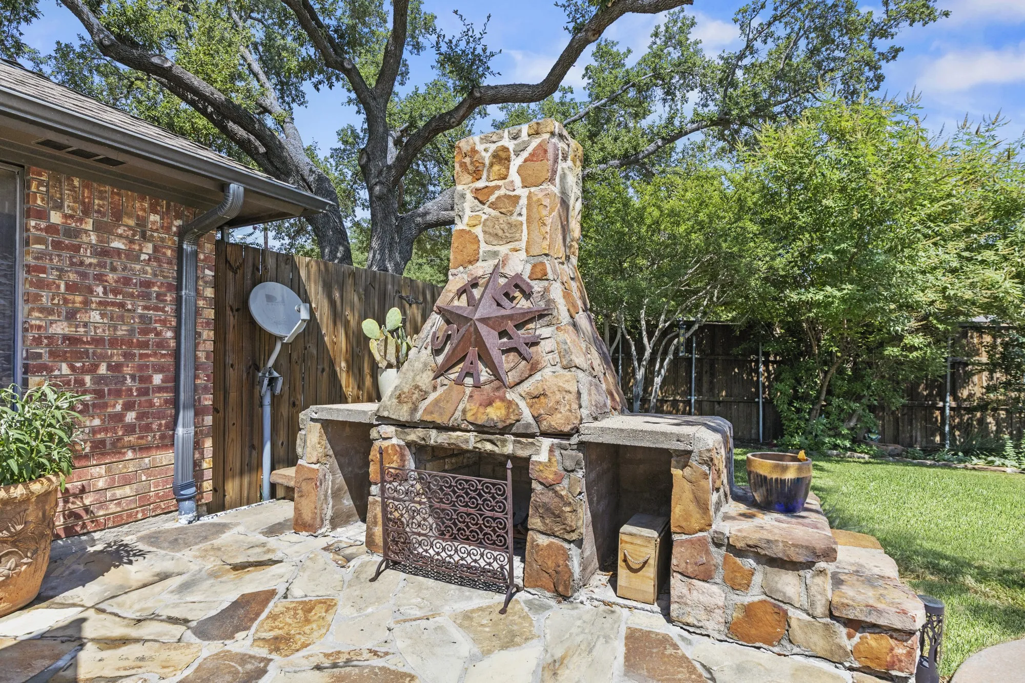 Single Family Residence For Sale in Denton County , 1946 Oakbluff Drive, Carrollton, Texas 75007, 3 Bedroom, 2 Bathroom, 1 Garage spaces, 2,568 Sqft, built in 1980, mls#21368331, Real Estate Agent in Carrollton, Homes For Sale in Denton county, Homes For Sale in Carrollton, Realtor in Carrollton Texas, Real Estate Brokerage Independent Realty Texas, Luminita Cordes Realtor